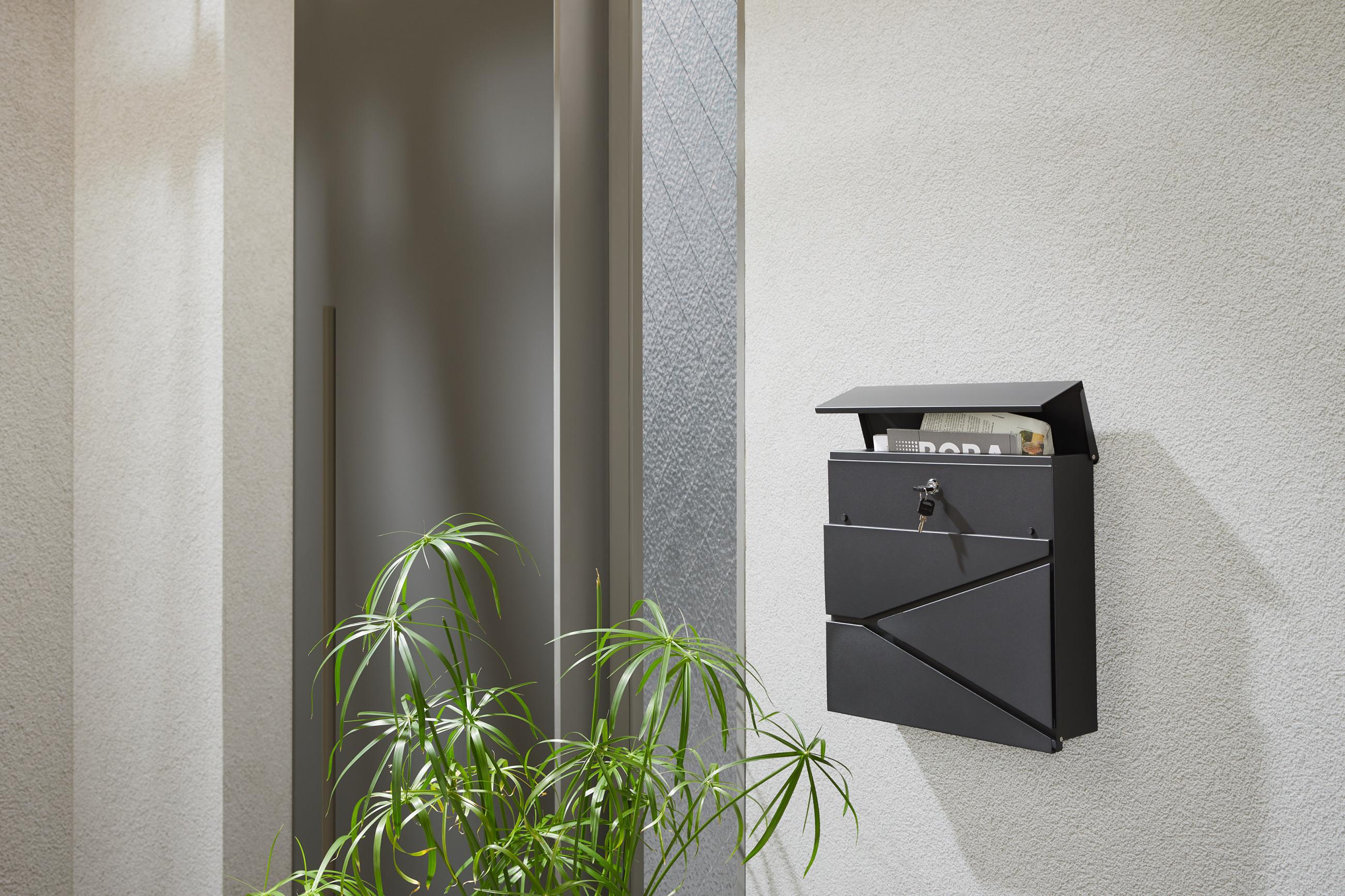 Schwarzer Briefkasten zur Wandmontage