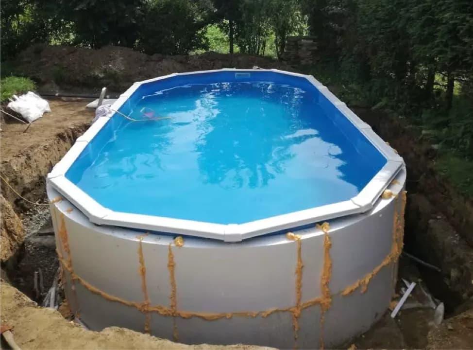 Baustelle rund um Pool