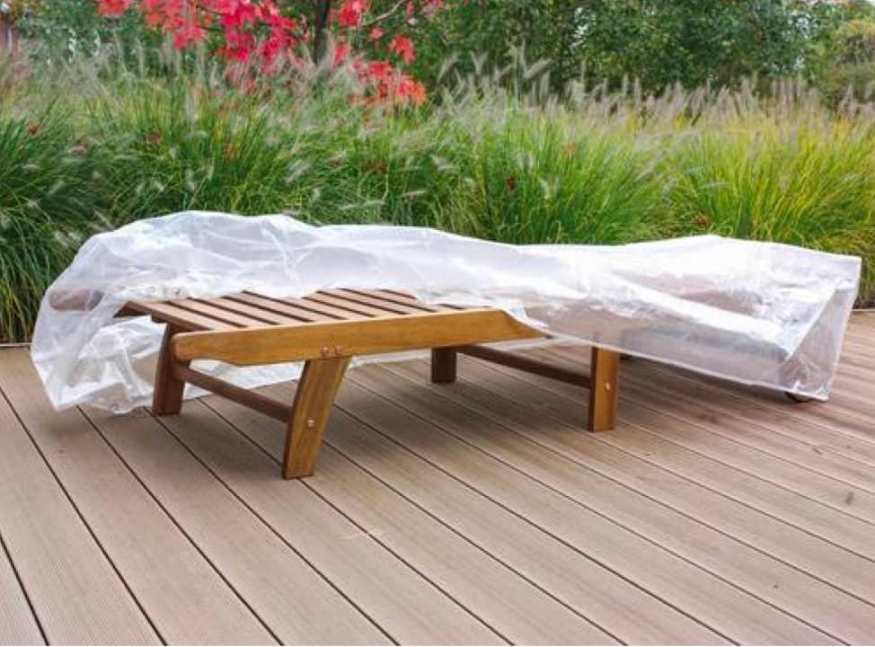 Liegestuhl mit Abdeckplane in Garten