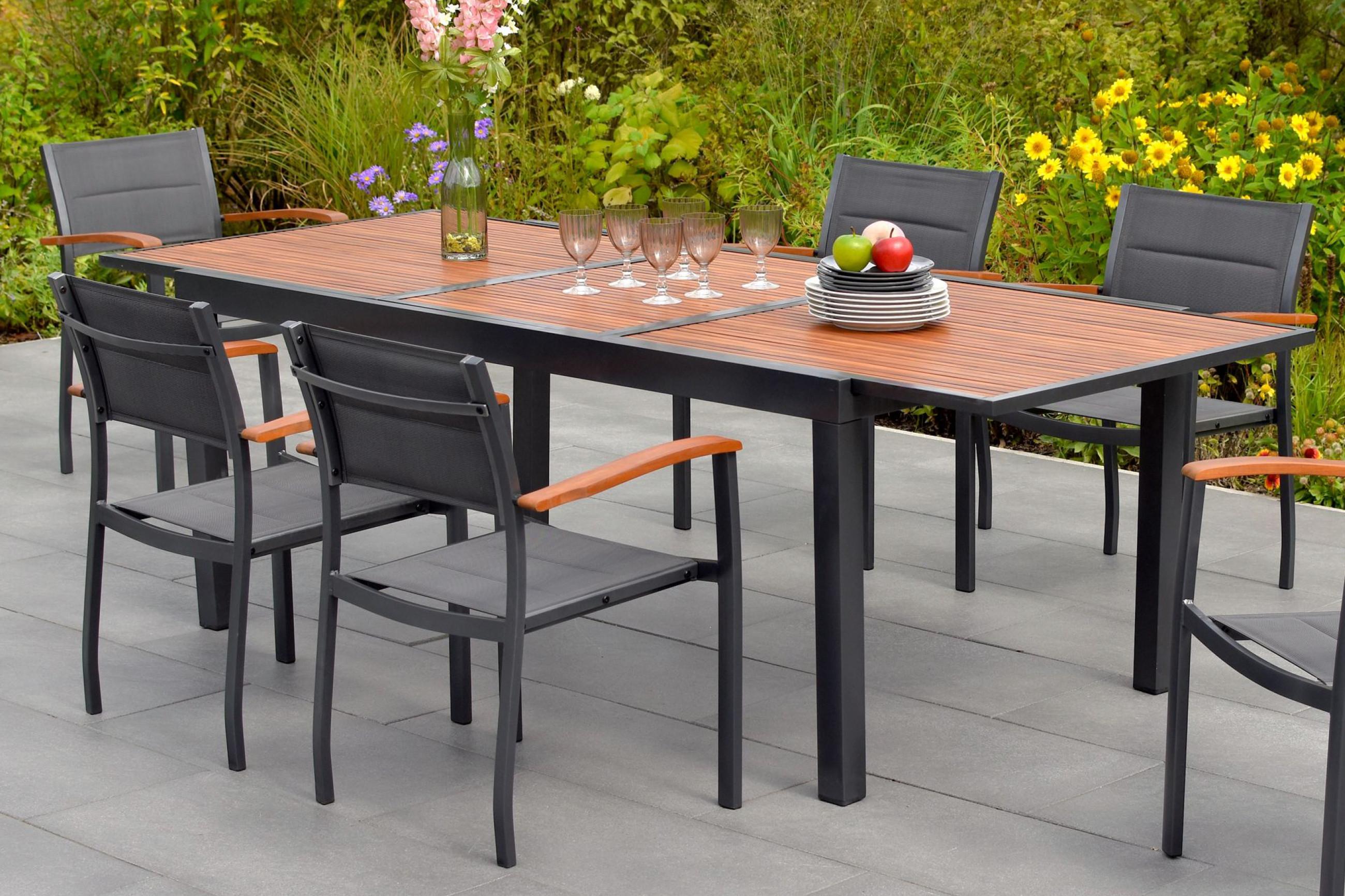 Ausziehbarer Gartentisch aus Metall und Akazienholz
