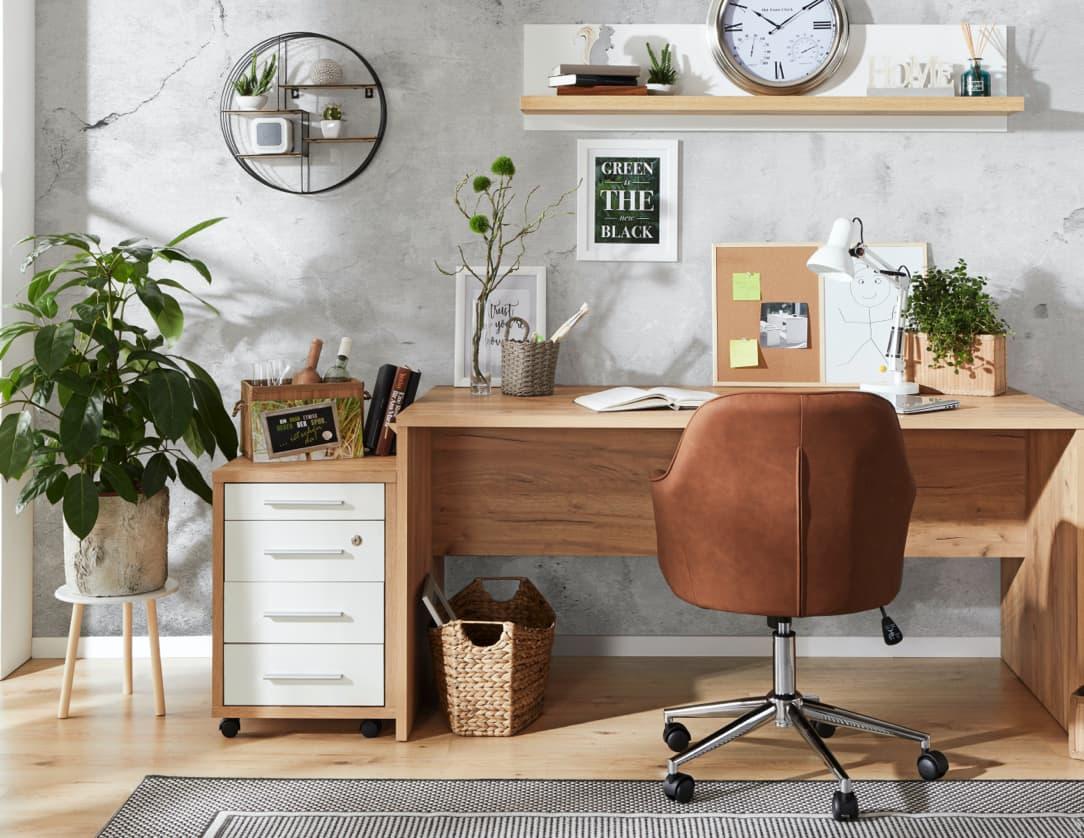 Schreibtisch mit Bürostuhl in hellem Zimmer