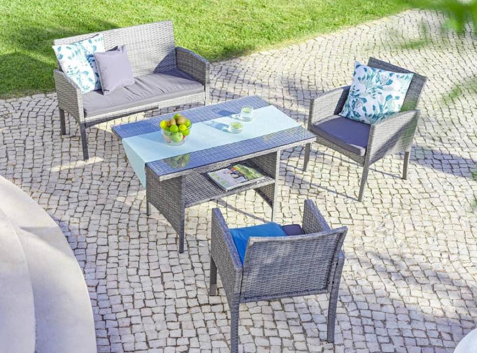 Sitzgruppe aus Kunststoffrattan im Garten