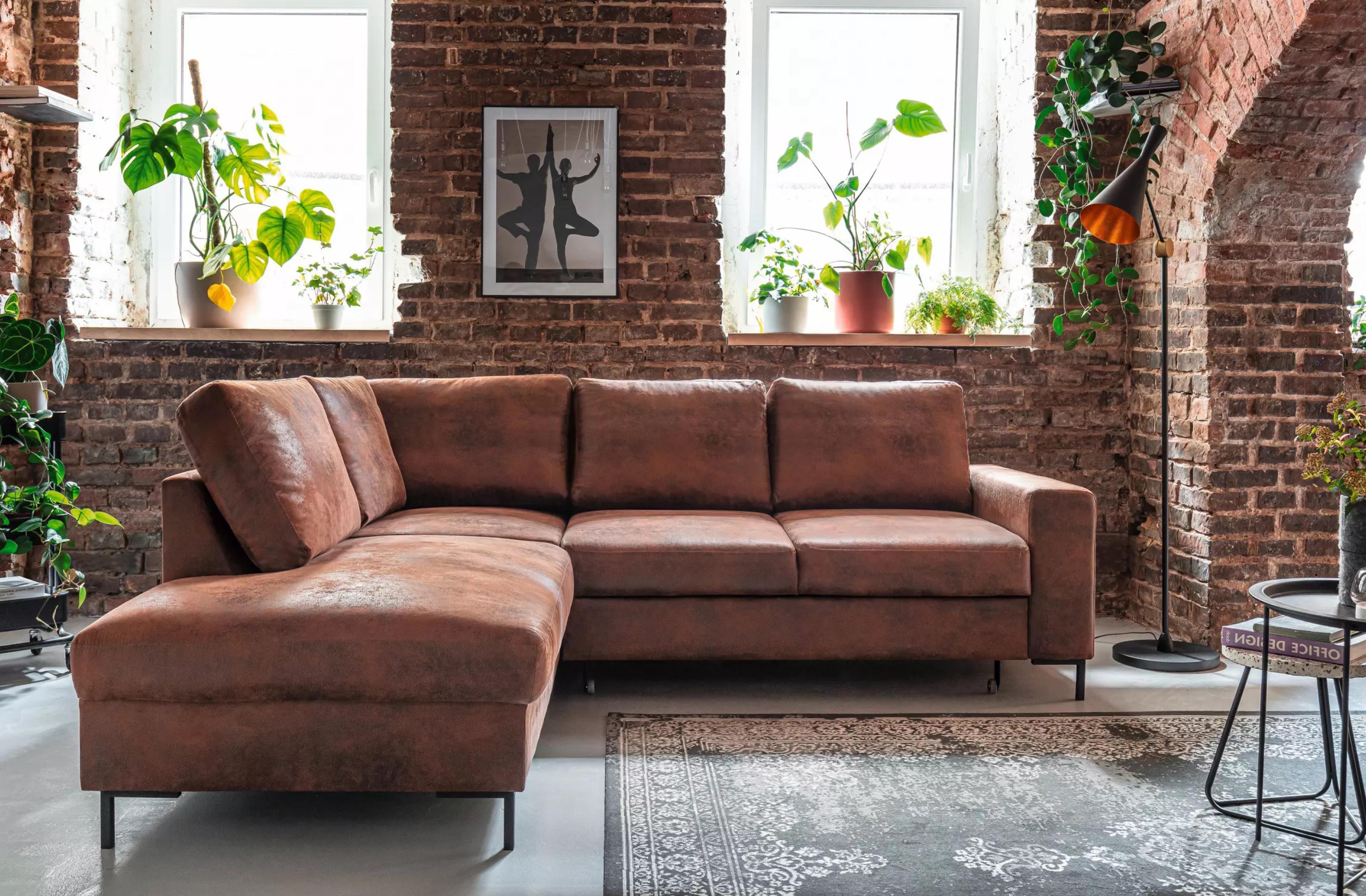 elegantní hnědý industriální obývací pokoj s cihlovým obkladem