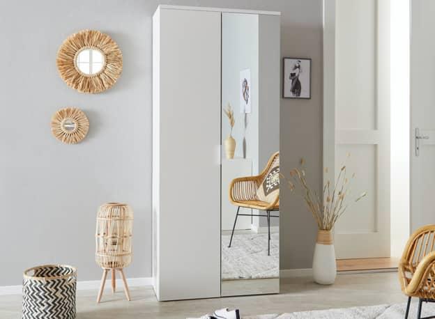 Spiegelschrank in hellem Zimmer