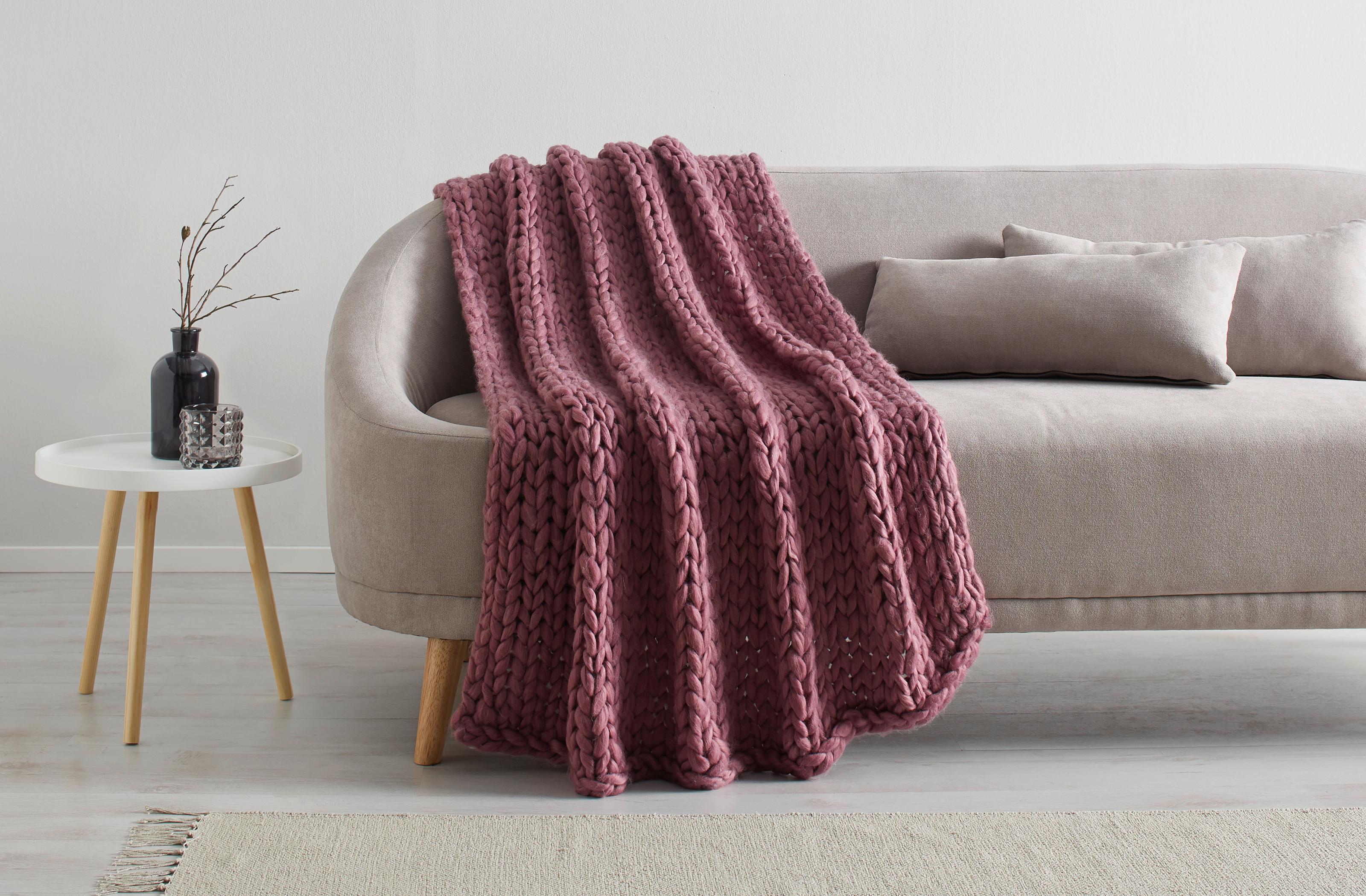 ružová pletená deka, textil do obývačky