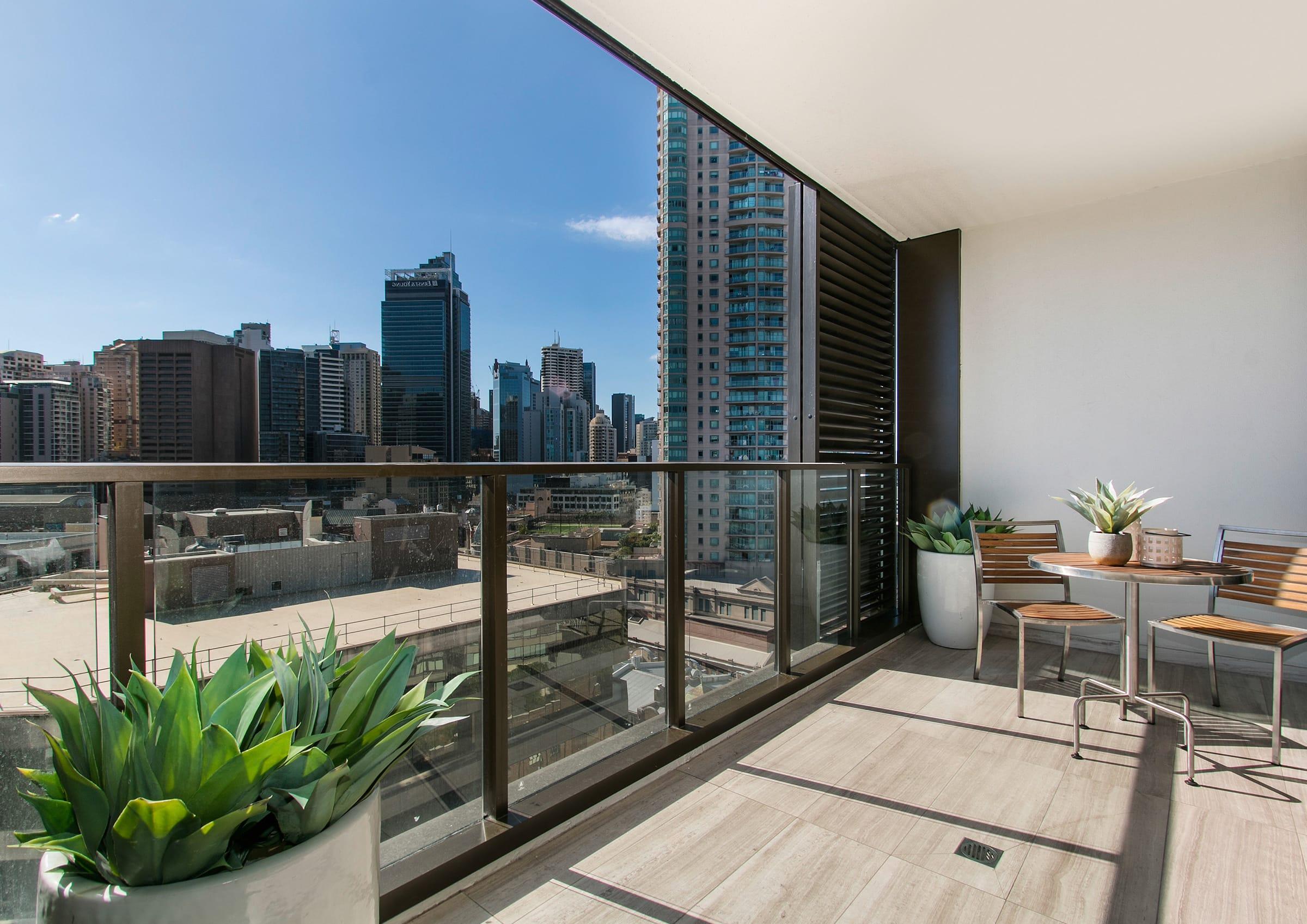 Modern eingerichteter Balkon mit blick auf Stadt