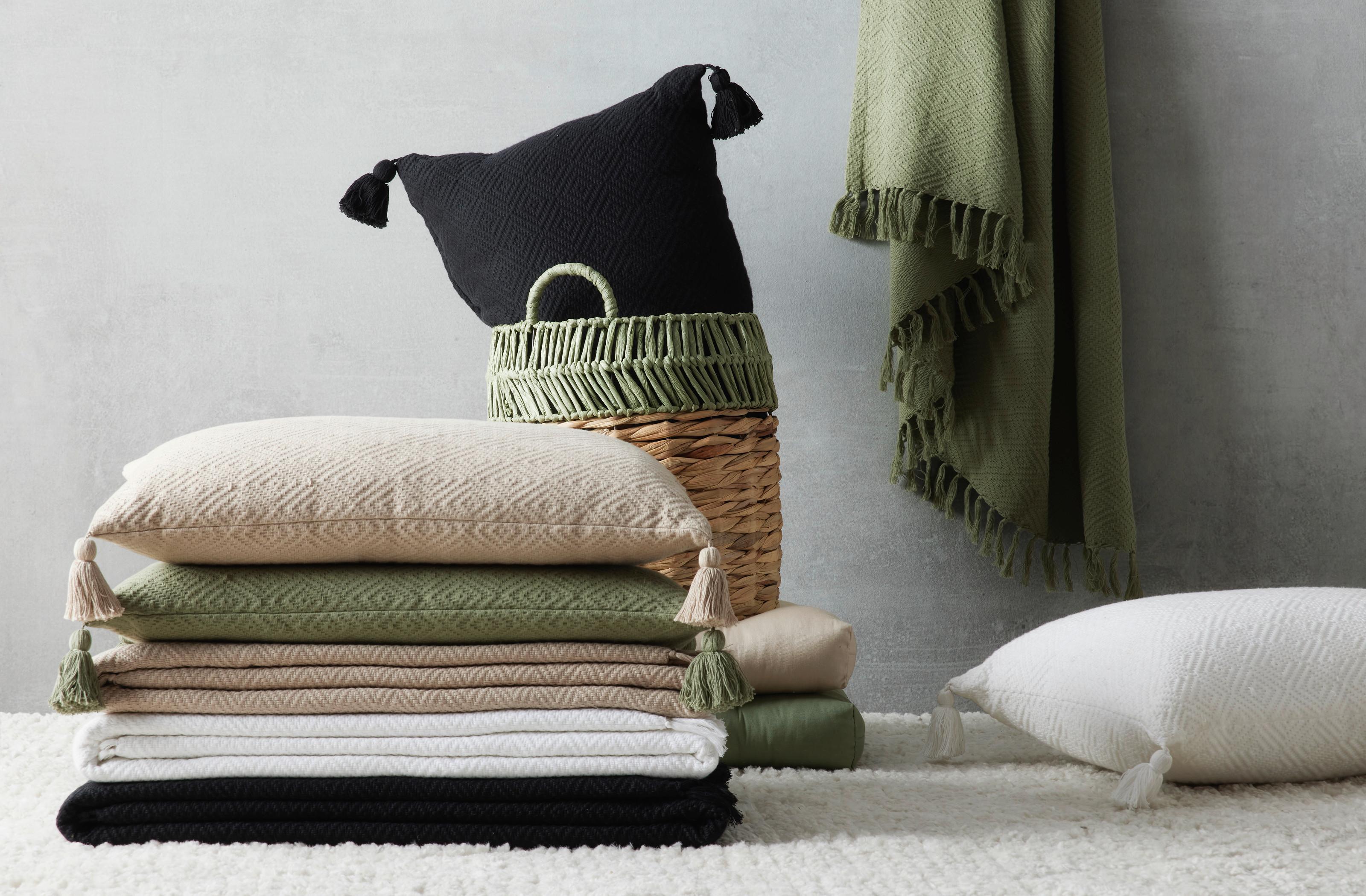 měkké jednobarevné deky a polštáře se střapci, textil do obýváku