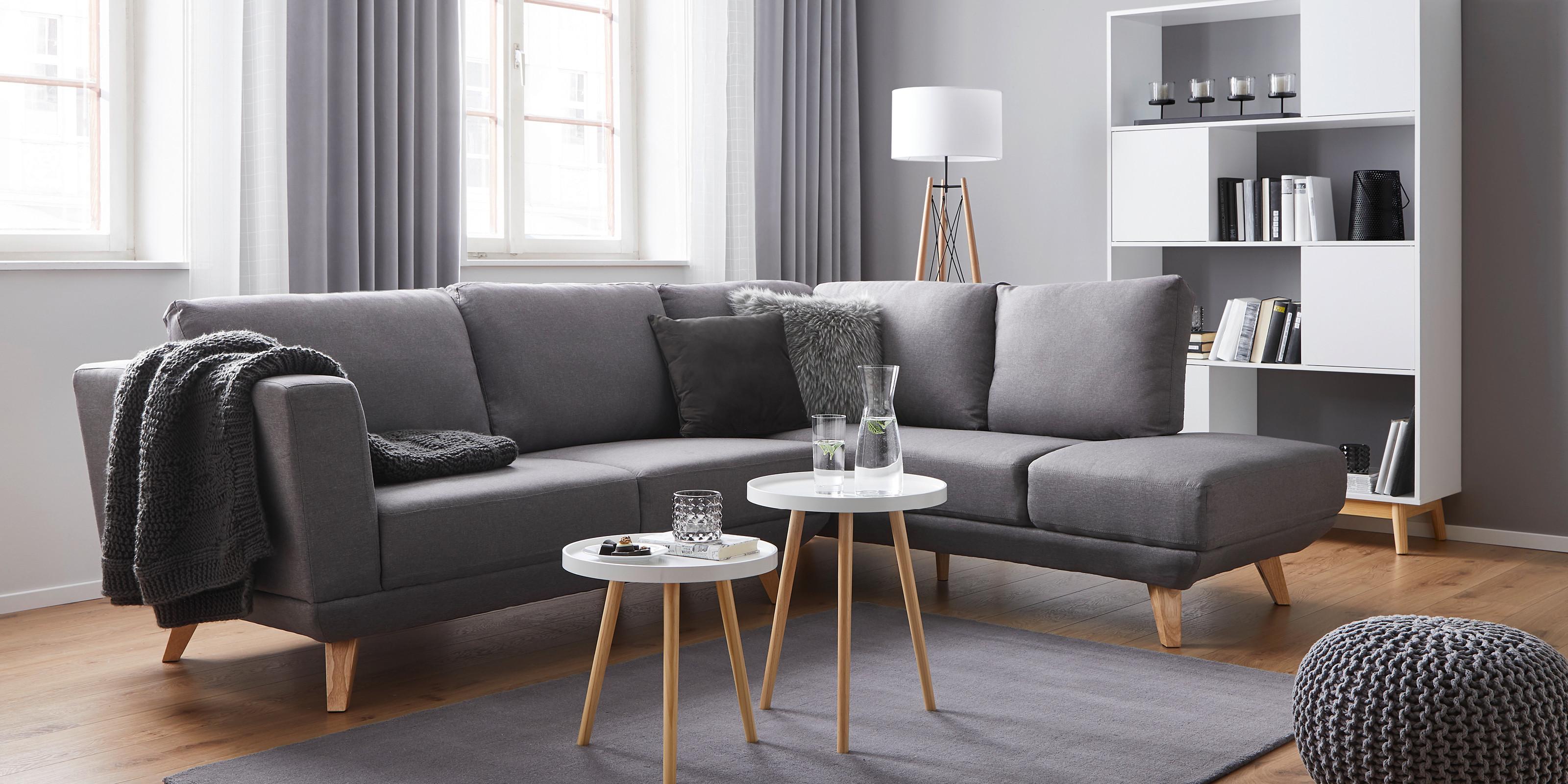 škandinávsky nábytok v obývačke, sivo biela kombinácia