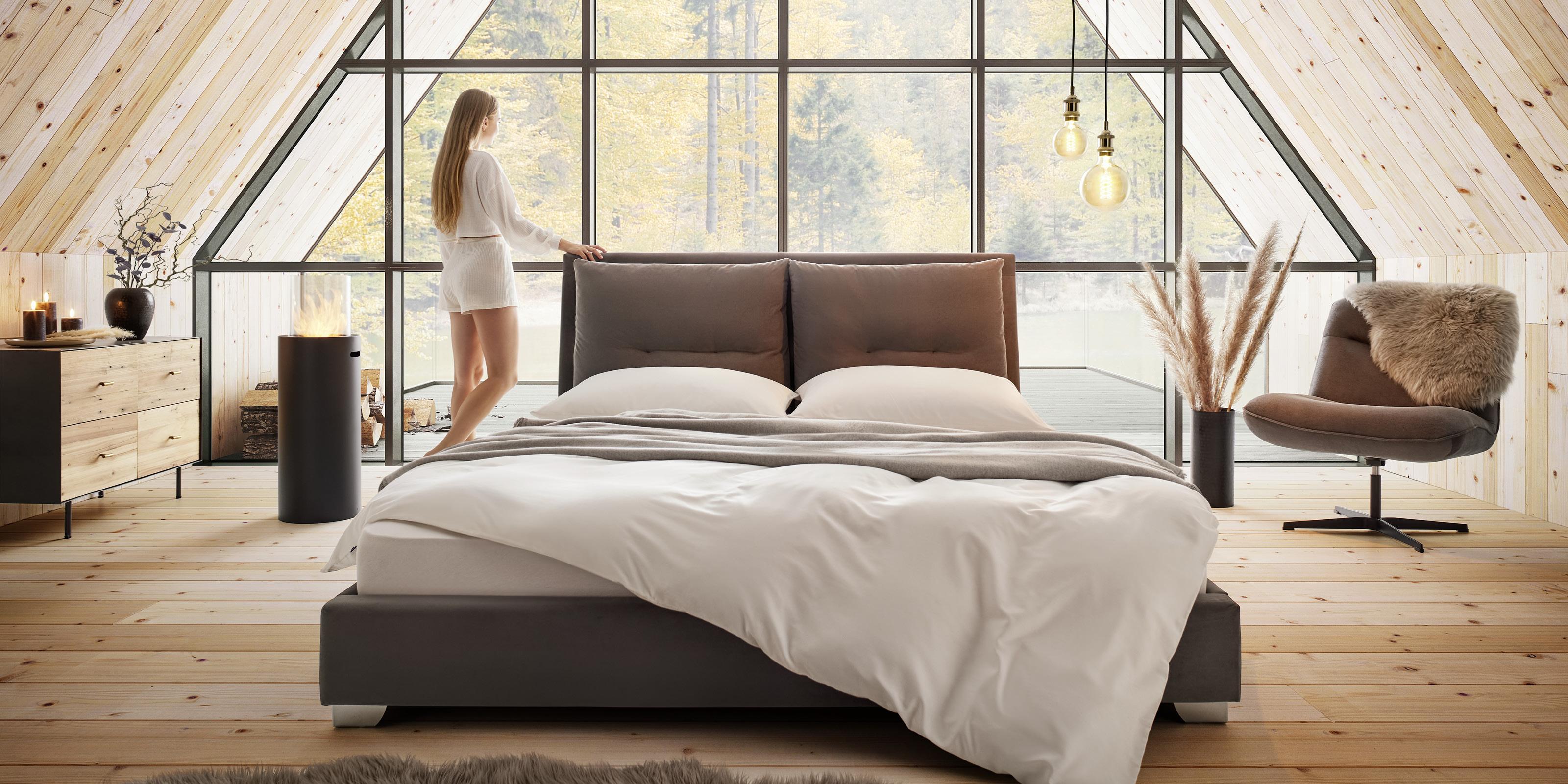 luxusní nízká postel v ložnici obložené dřevem s prosklenou stěnou