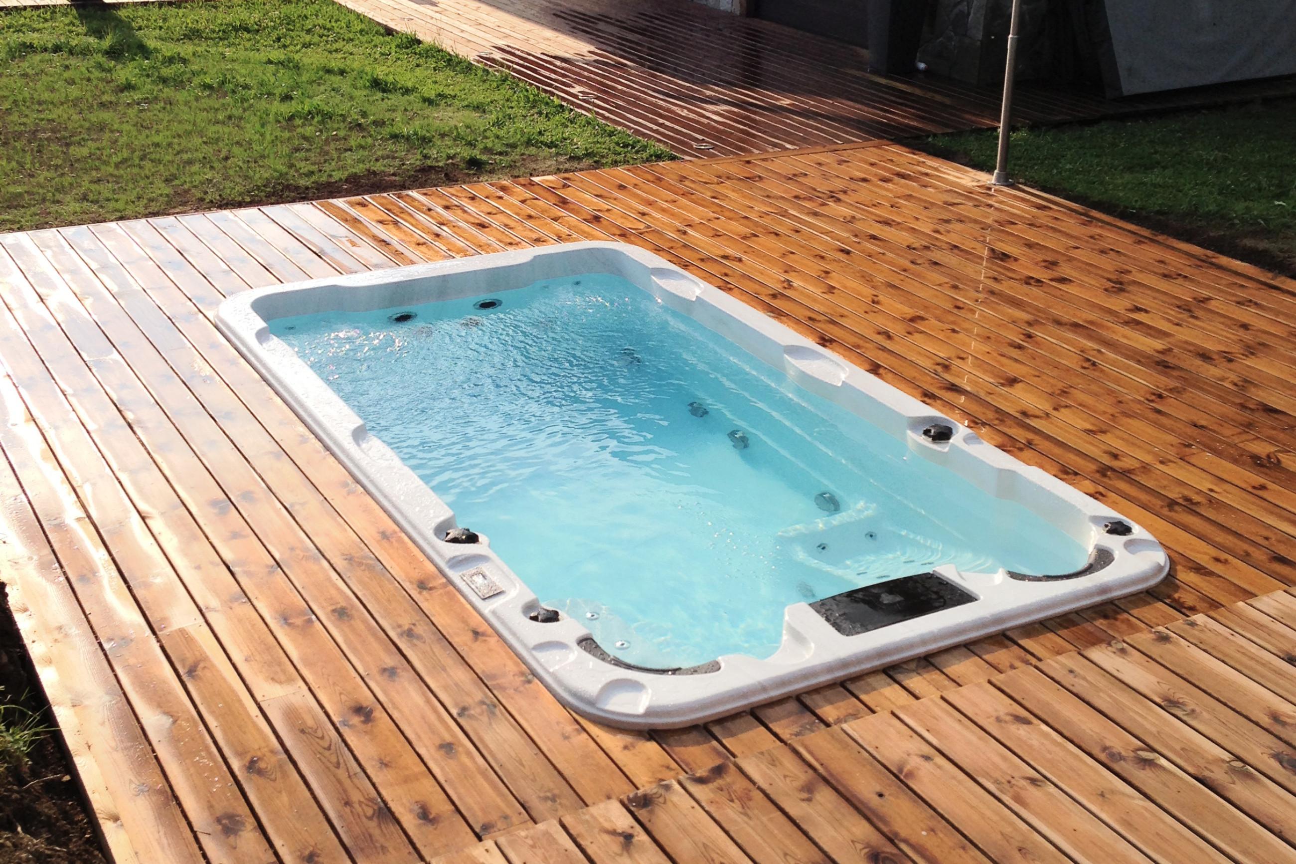 Whirlpool in weiß mit grauem Holzrahmen