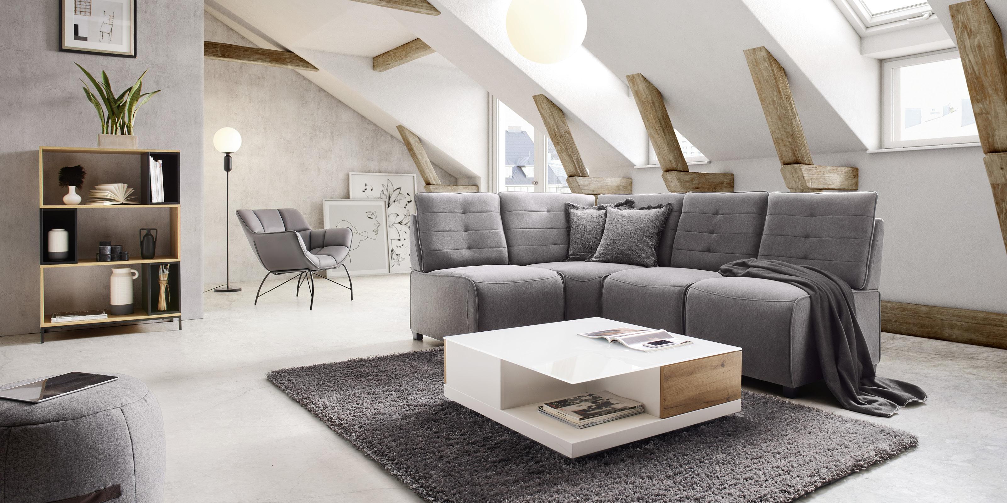 malá béžová rohová sedačka v moderním obývacím pokoji