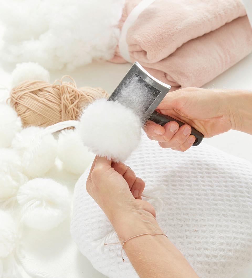 DIY vankúš s brmbolcami v boho štýle postup 9
