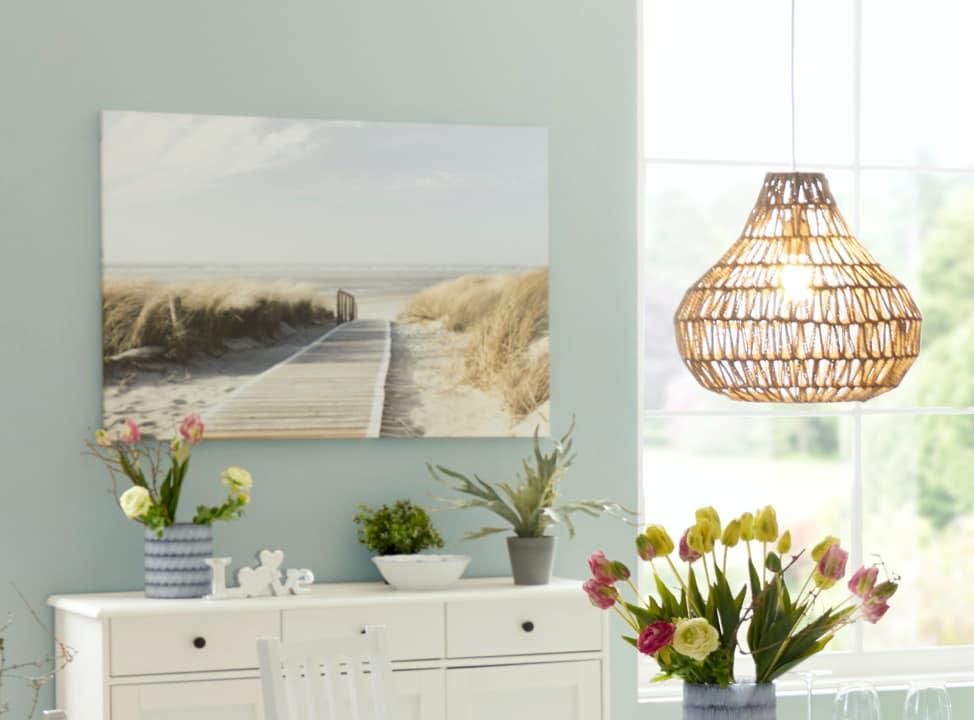 Bild und Blumen neben Fenster