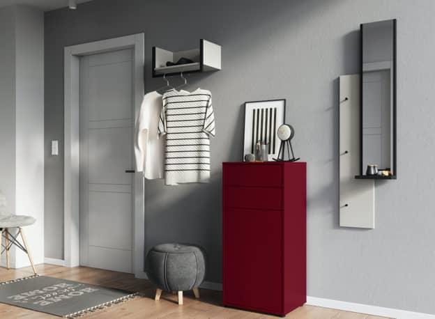 Garderobe in Grautönen mit rotem Schrank