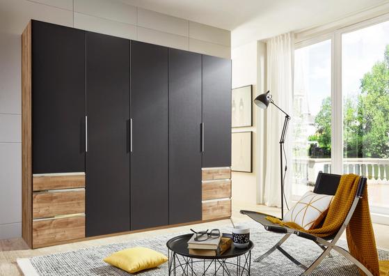 Moderne Aufbewahrung mit Gemütlichkeitsfaktor dank des stylischen Kleiderschrankes LEVEL. Fünftüriger Kleiderschrank in Graphit und Eiche Dekor mit Schubladen