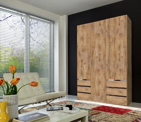Moderne Aufbewahrung mit Gemütlichkeitsfaktor dank des stylischen Kleiderschrankes LEVEL. Dreitüriger Kleiderschrank in Plankeneiche Dekor