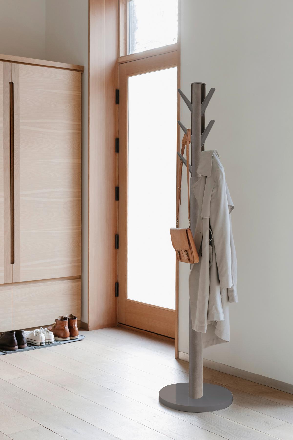 VEŠIAK NA ODEVY CABIT - sivá, Basics, drevo (40/168/40cm) - Umbra