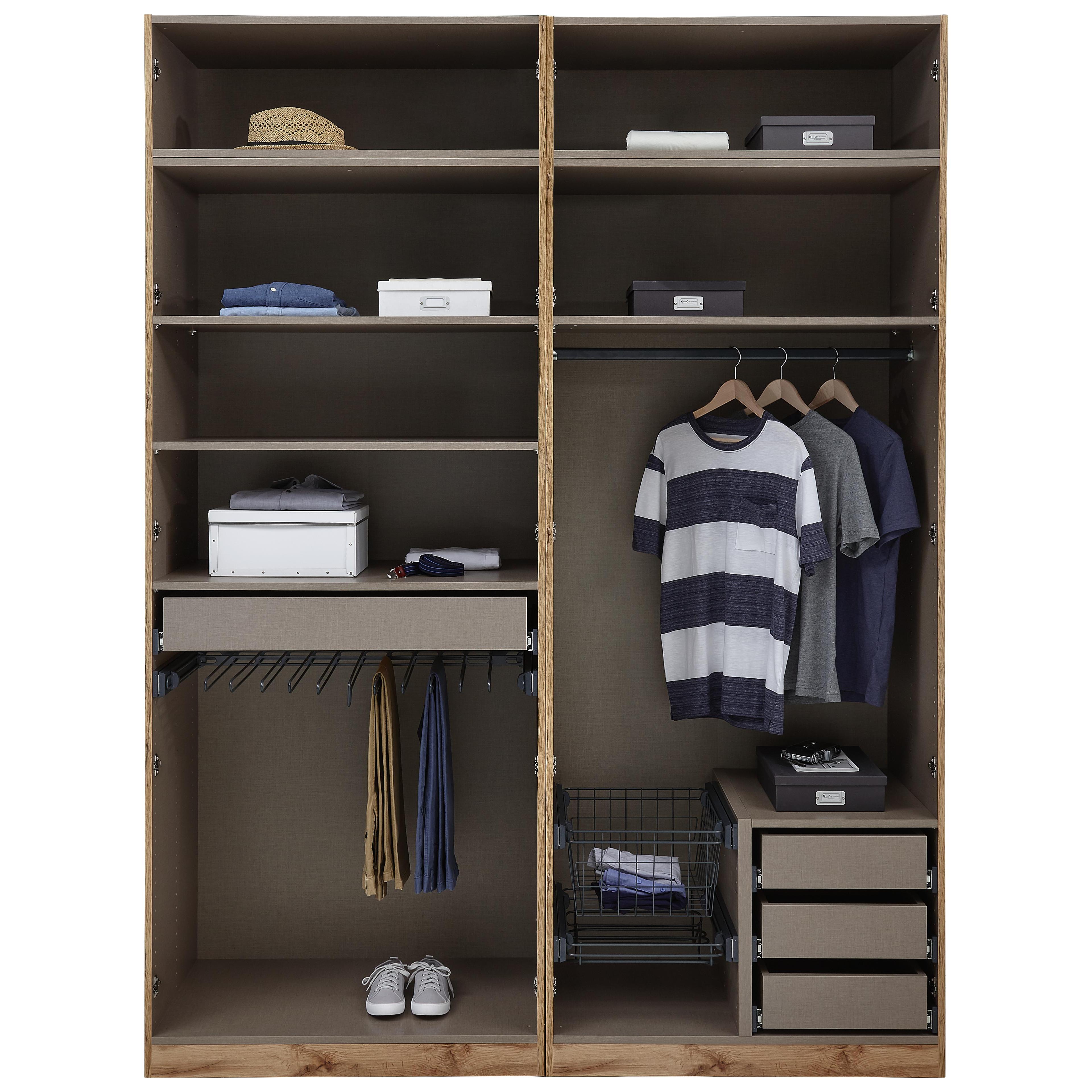 Offener Schrank mit Luxus-Ausstattung