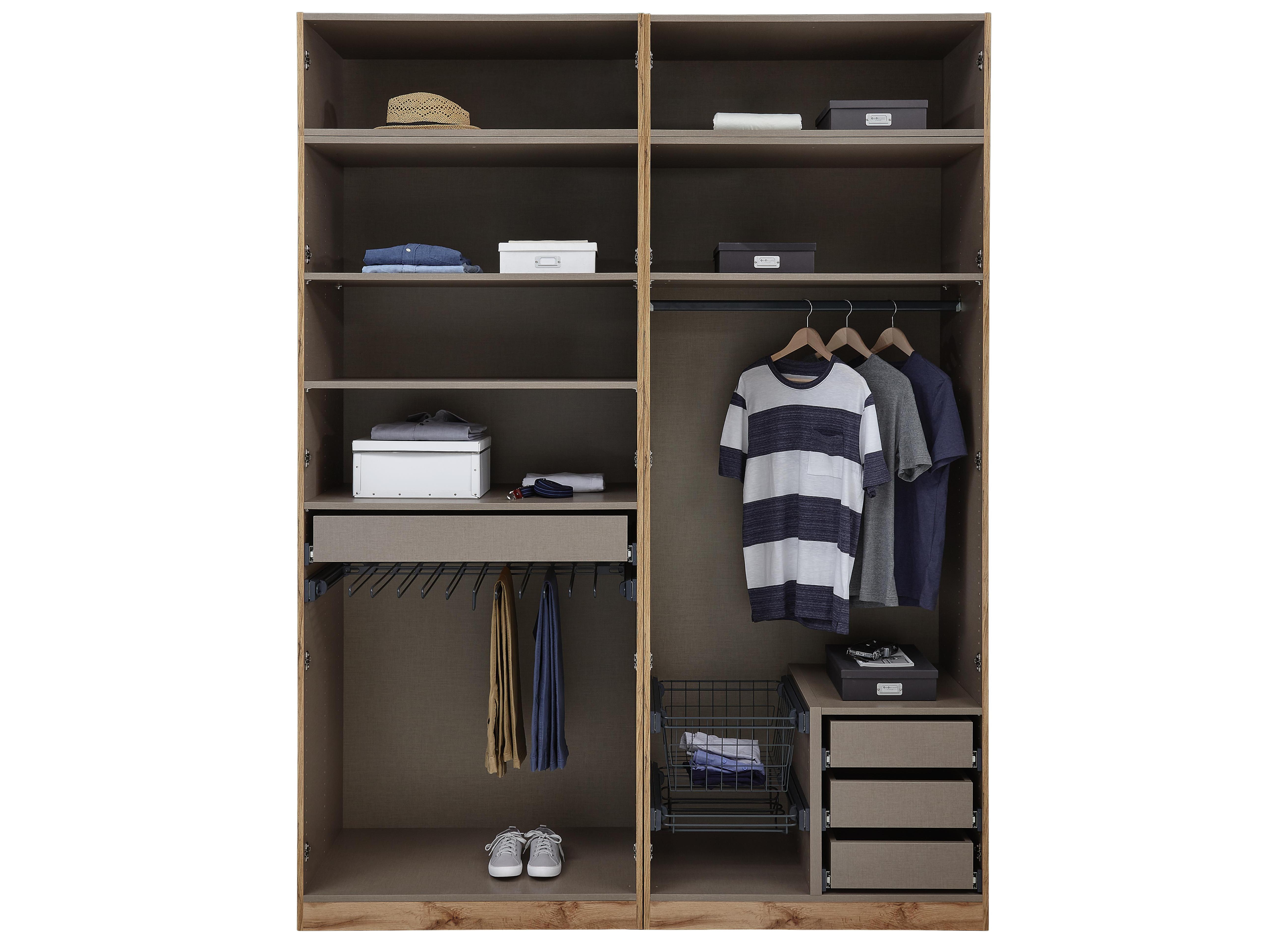 Offener Schrank mit Luxus-Ausstattung