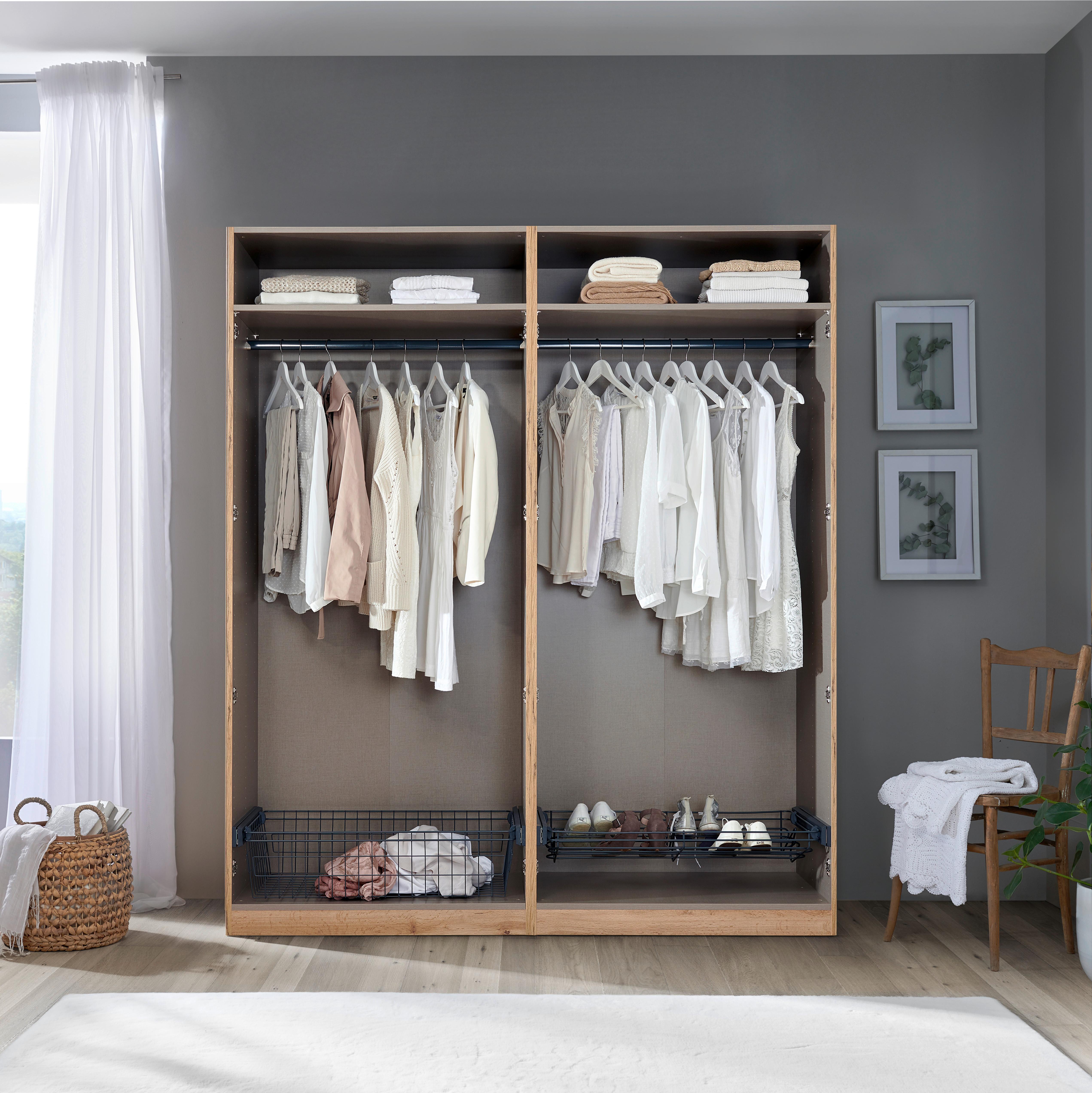 Offener Schrank mit komfortabler Ausstattung