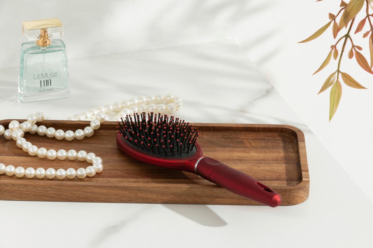 Haarbürste Jana - Rot/Schwarz, KONVENTIONELL, Kunststoff (7/24,5/3,5cm) - Ondega