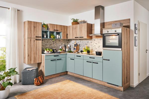 Eckküche mit 5 Elektrogeräten und Spüle