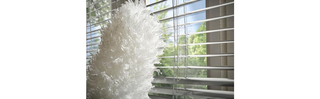 Die weichen Mikrofasern des Staubwedels passen sich jeder Oberfläche an und halten Staub bestens fest