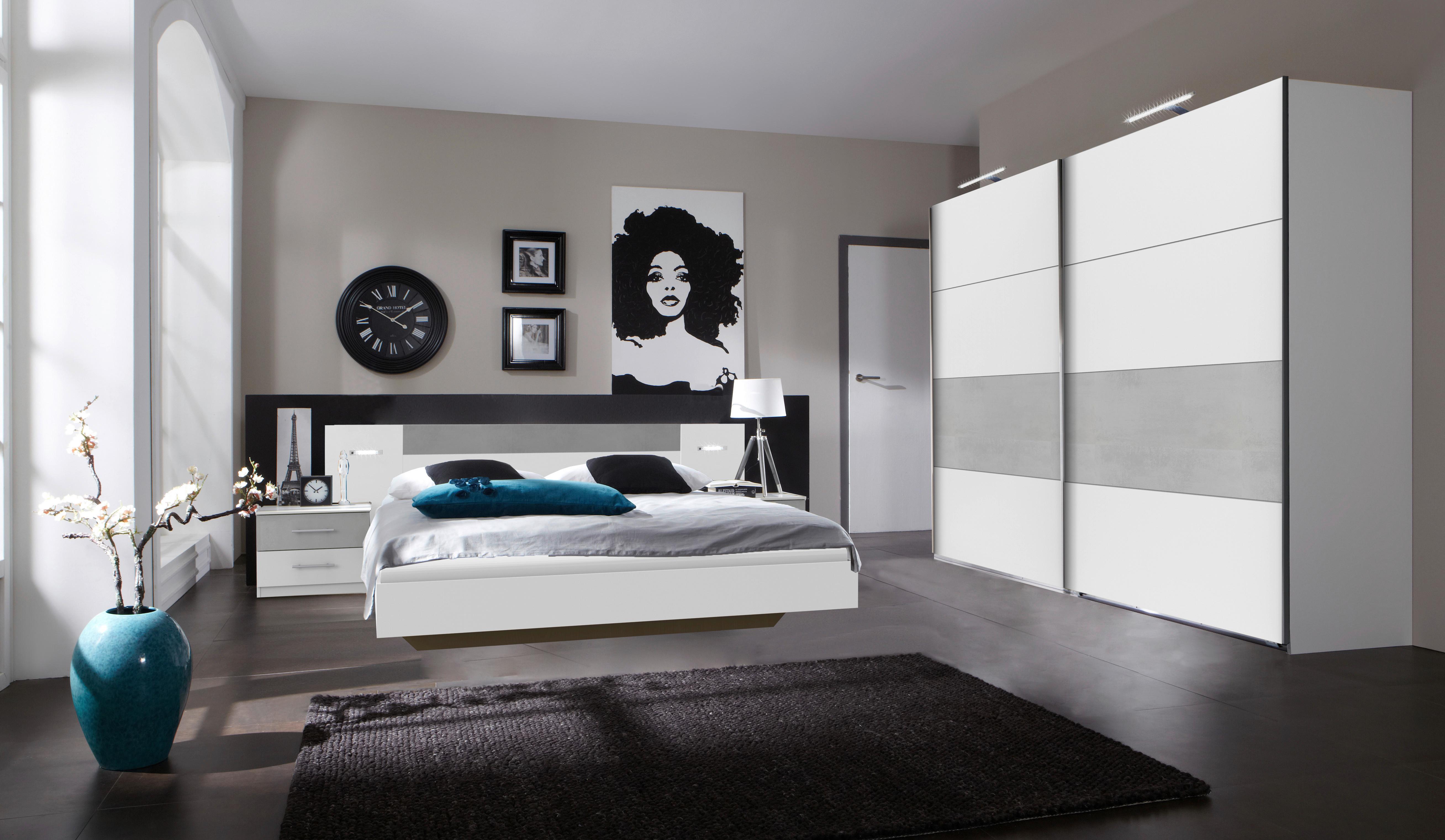 Schlafzimmer Mit Bett Kasten Und Nachtkommoden