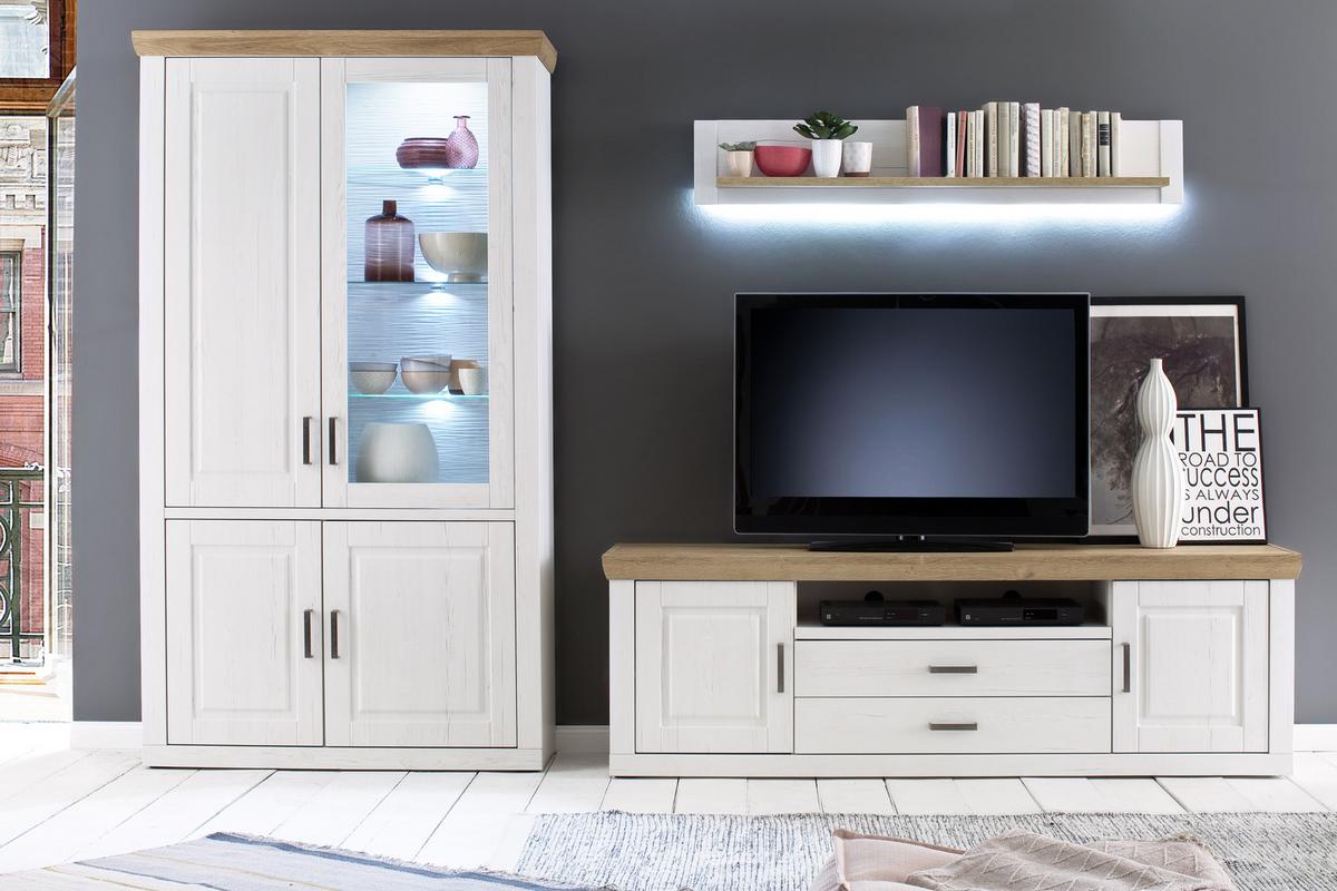 Wohnkombination im modernen Landhausstil mit Oberflächen in lasiertem Weiß und eichefarben