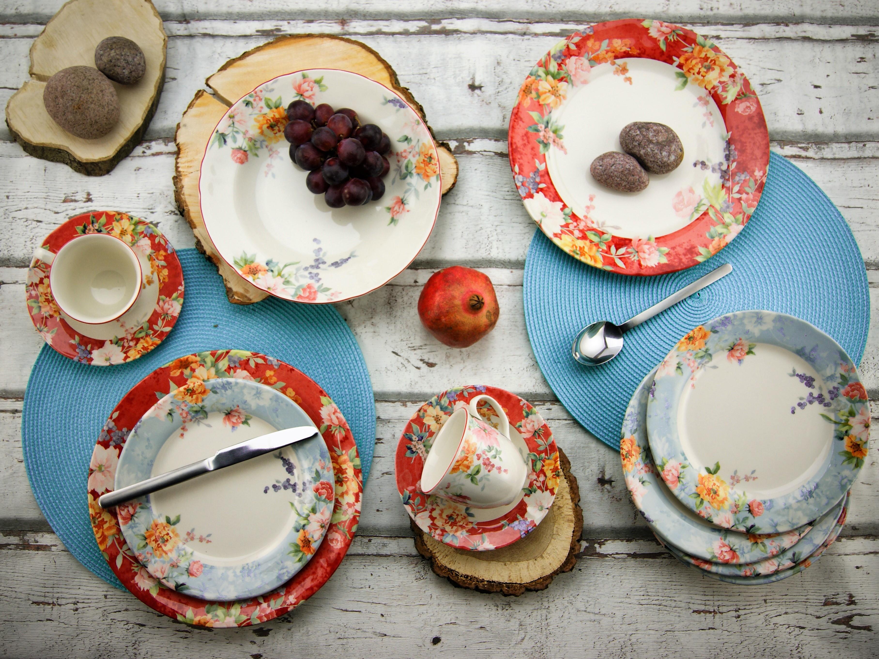 Kombiservice aus Keramik mit floralen, nostalgischen Dekoren in Weiß, Rot-, Gelb- und Blautönen