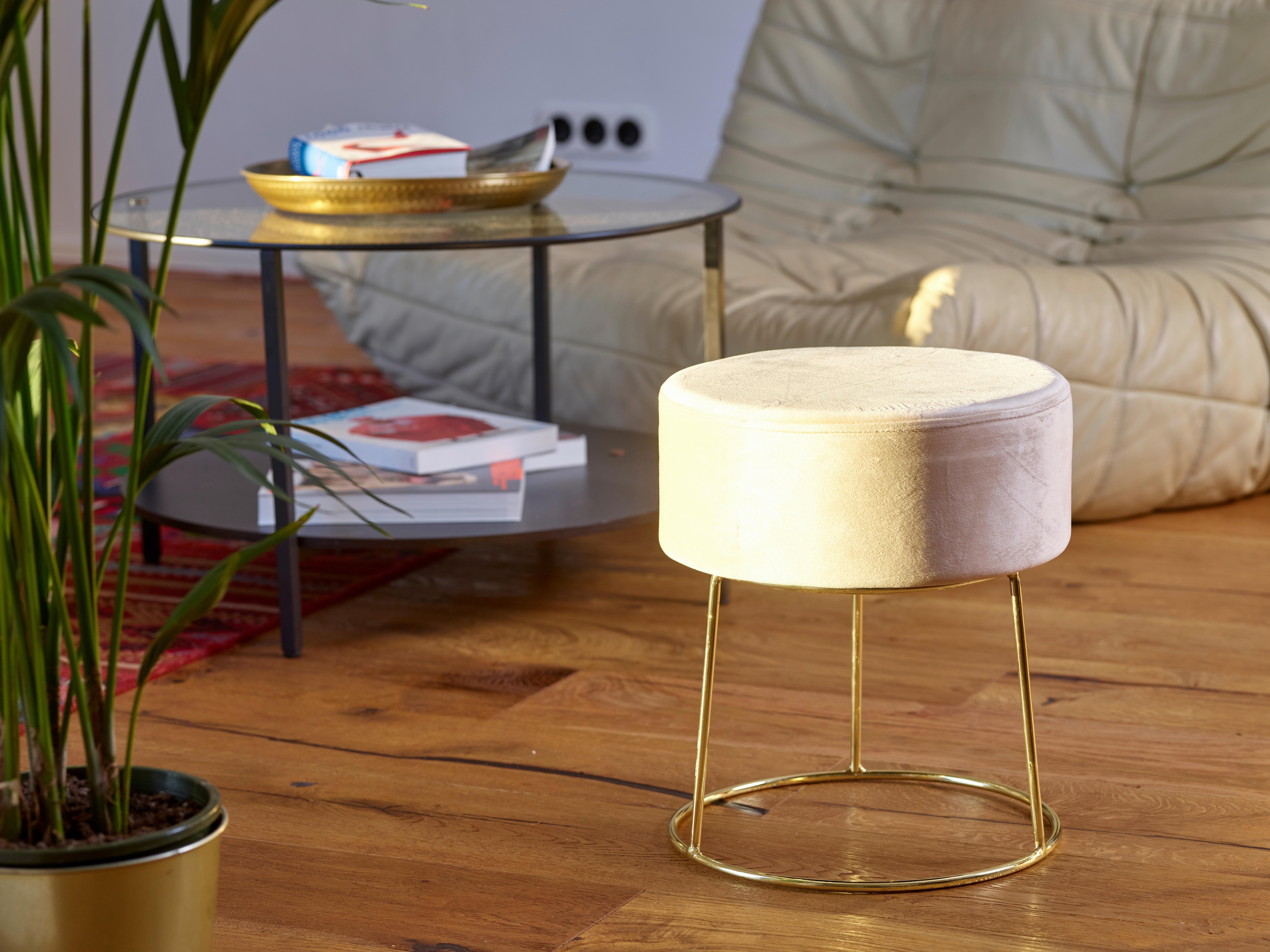 Cremefarbener Hocker mit Samtbezug und goldfarbenem Gestell