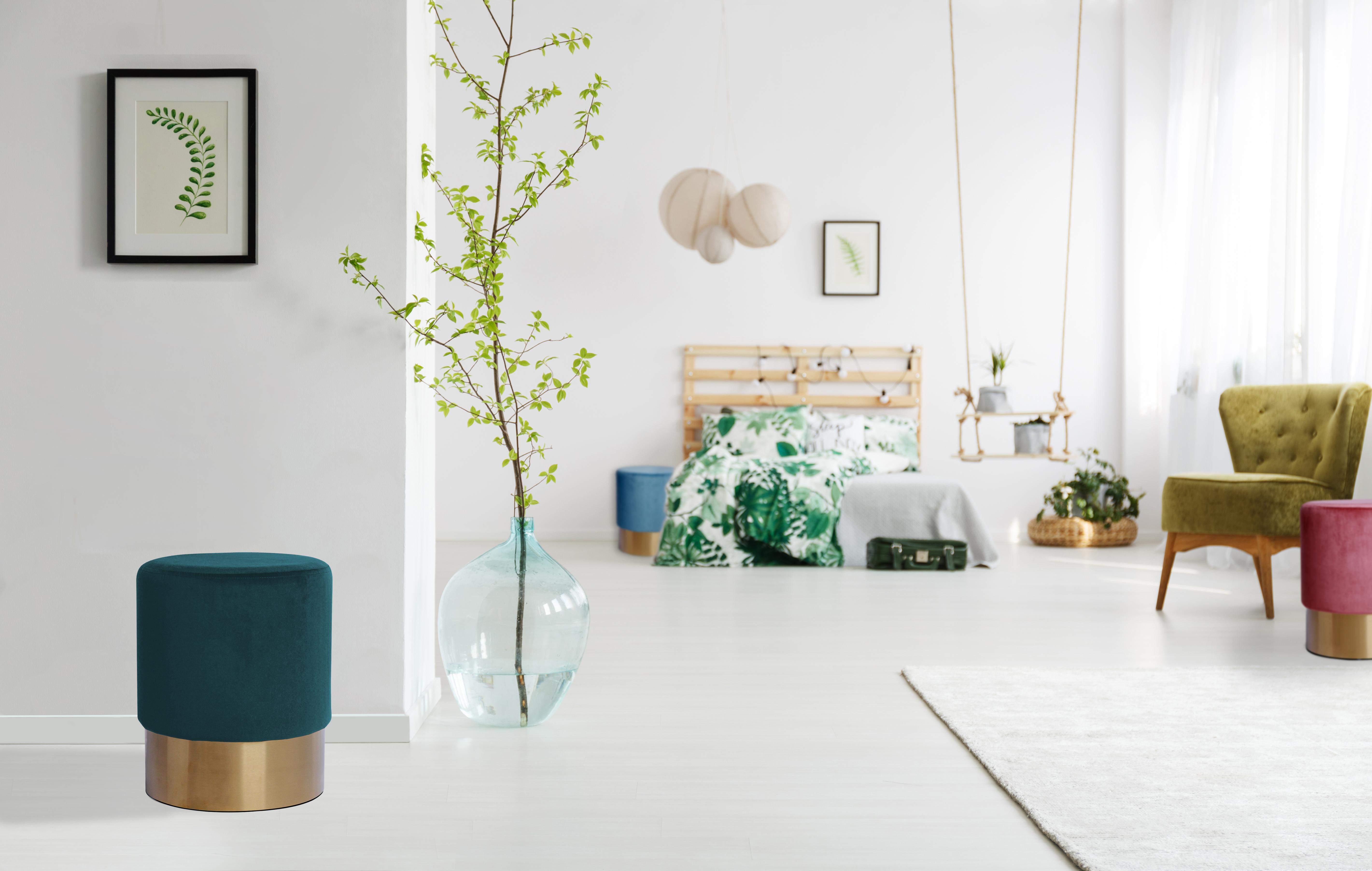 Hocker mit Samtbezug