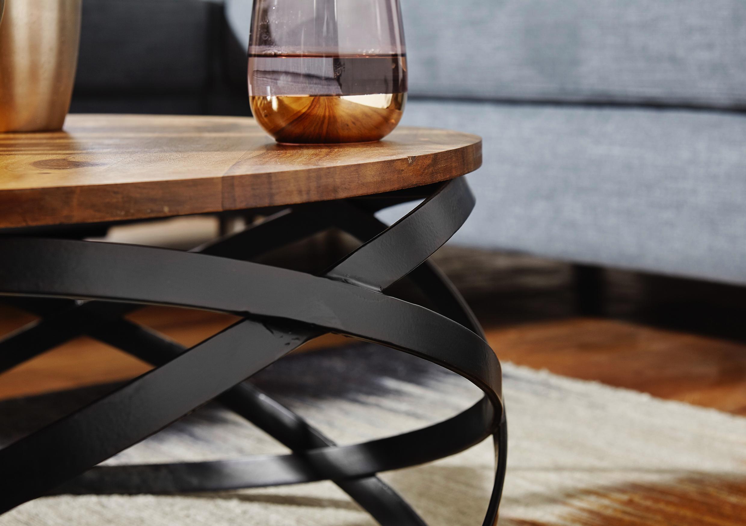 Ellipsenartig geschnittene Metallkonstruktion des Tischsockels