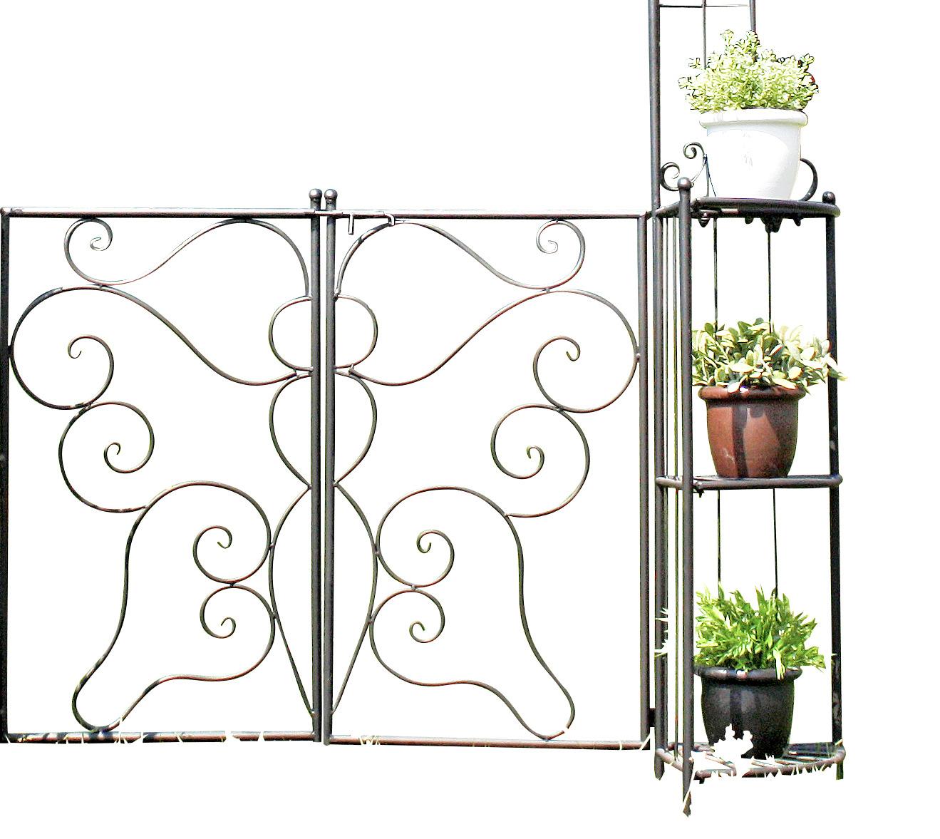 Rosenbogen mit kleinen Regalen