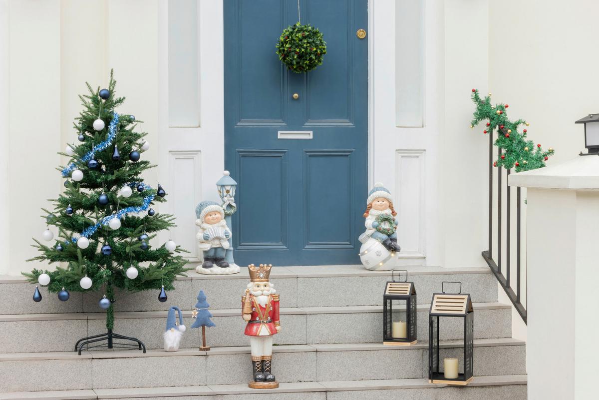 Dekofigur Kind Erika - Rot/Braun, KONVENTIONELL, Kunststoff (24/24,5/50cm) - Luca Bessoni