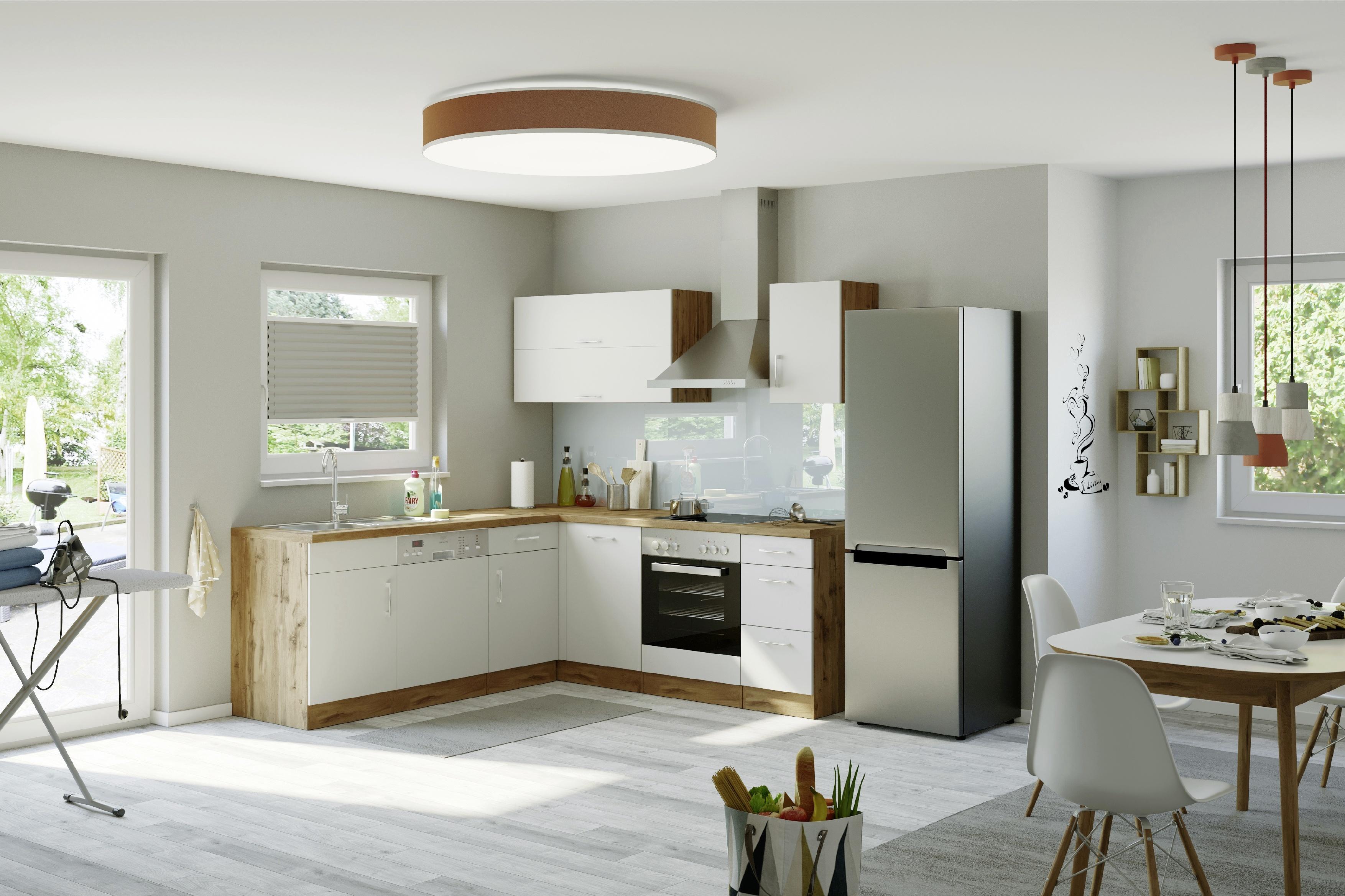 Eckküche in Weiß und eichefarben mit Spüle und Geräten