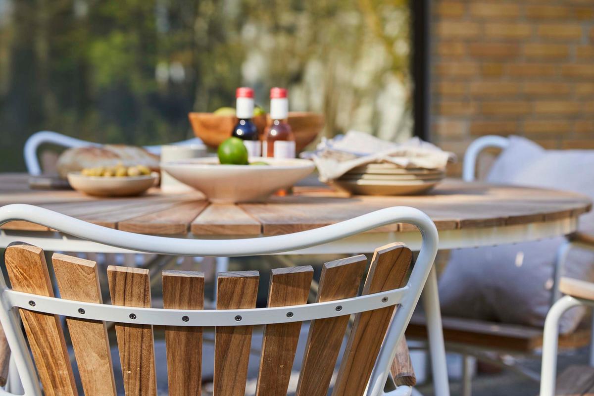 Gartentisch Ellen Metall/holz Ø/h: 130x74 Cm - Weiß Hochglanz/Teakfarben, Natur, Holz/Metall (130/130/74cm) - Gardenson