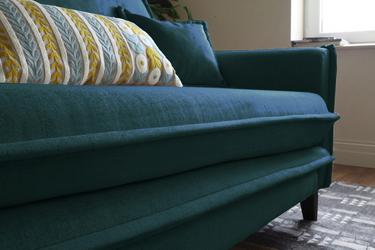 Dreisitzer-Sofa in Türkis mit Kissen Dreisitzer-Sofa in Türkis mit Kissen