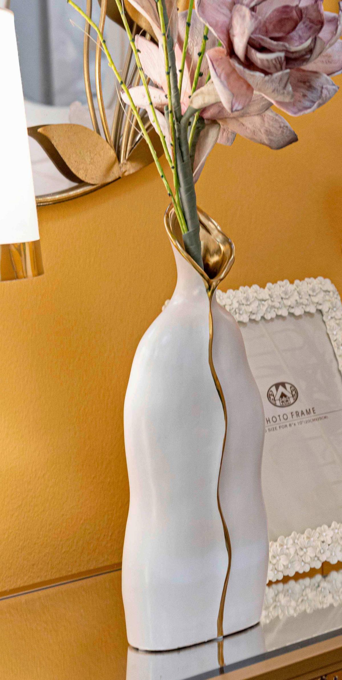 Vase Uma Weiß/goldfarben B: 16 Cm - Goldfarben/Weiß, Basics, Keramik (16/40/8cm)