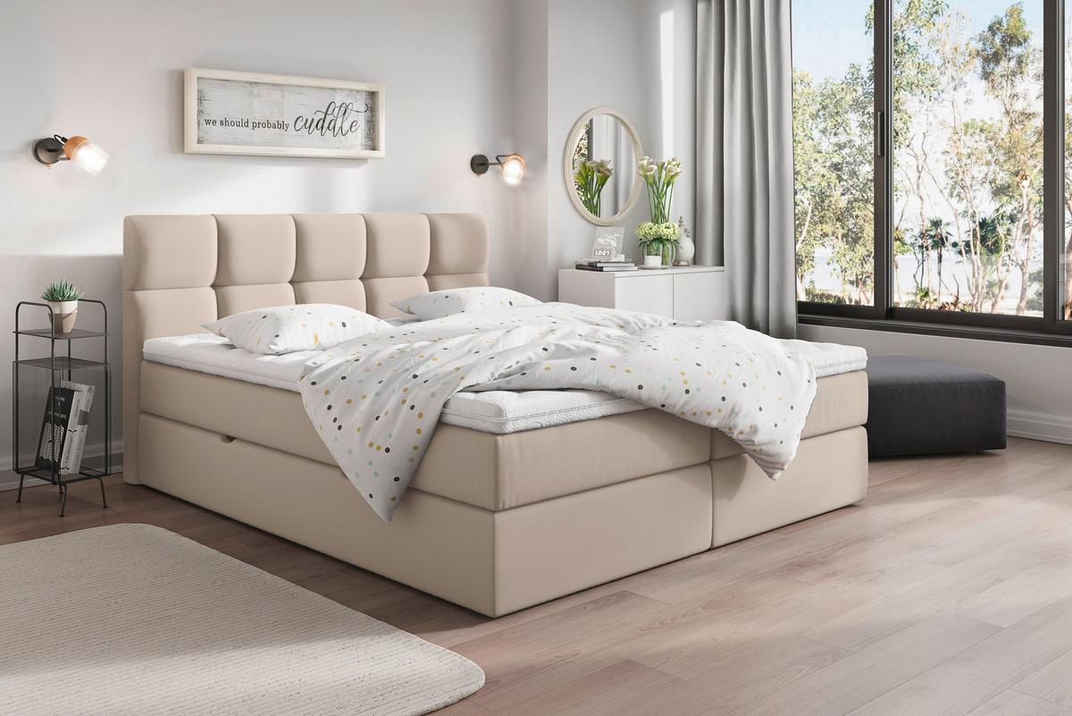 Cremefarbenes Boxspringbett mit Matratzen und durchgehendem Topper