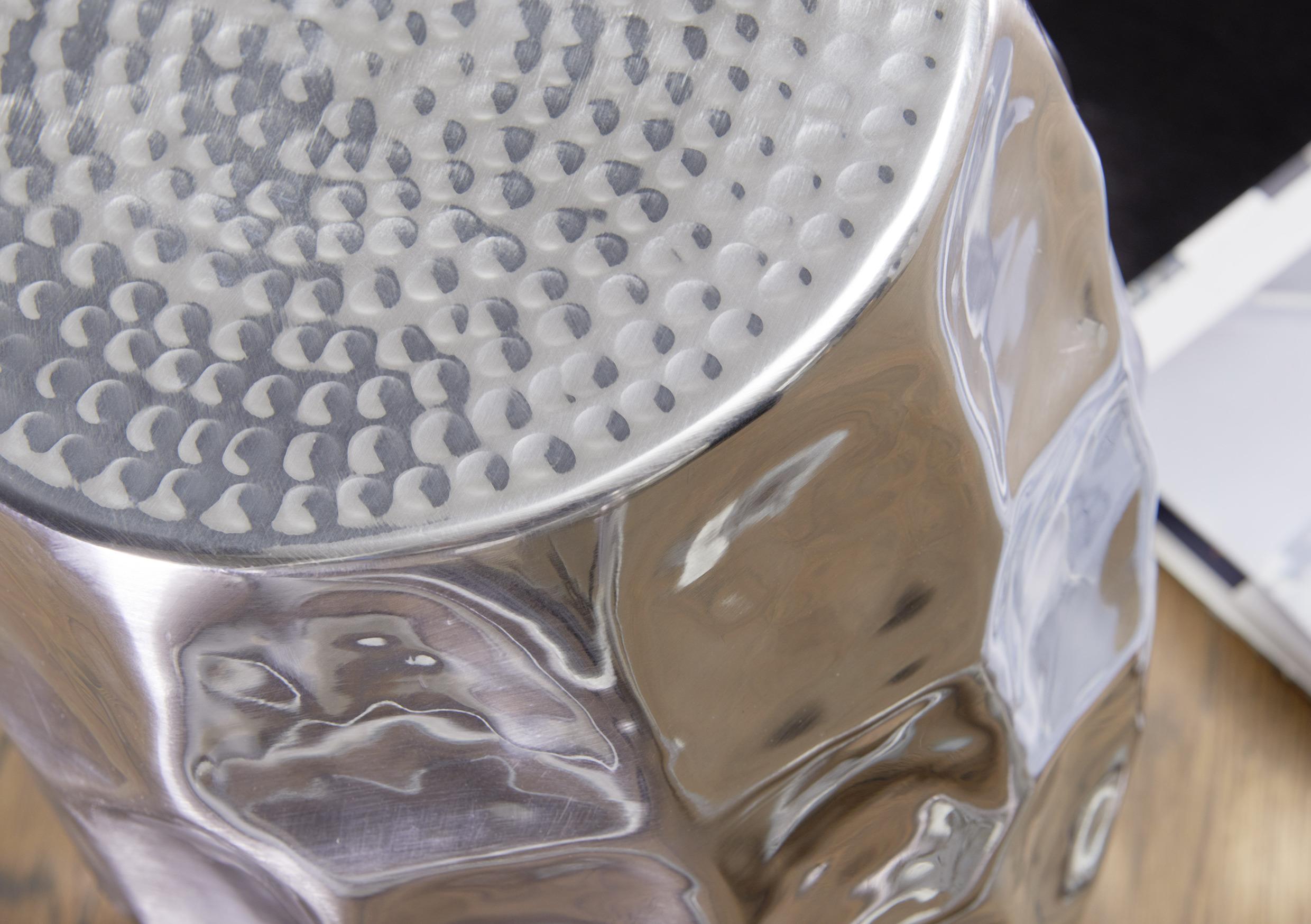 Beistelltisch Jada aus getriebenem Aluminium in Silber Top