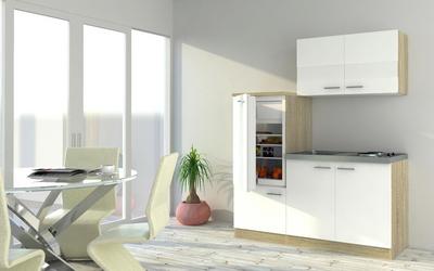 Kompakte Anordnung von Spüle und Kochbereich Kleine Küche für die WG