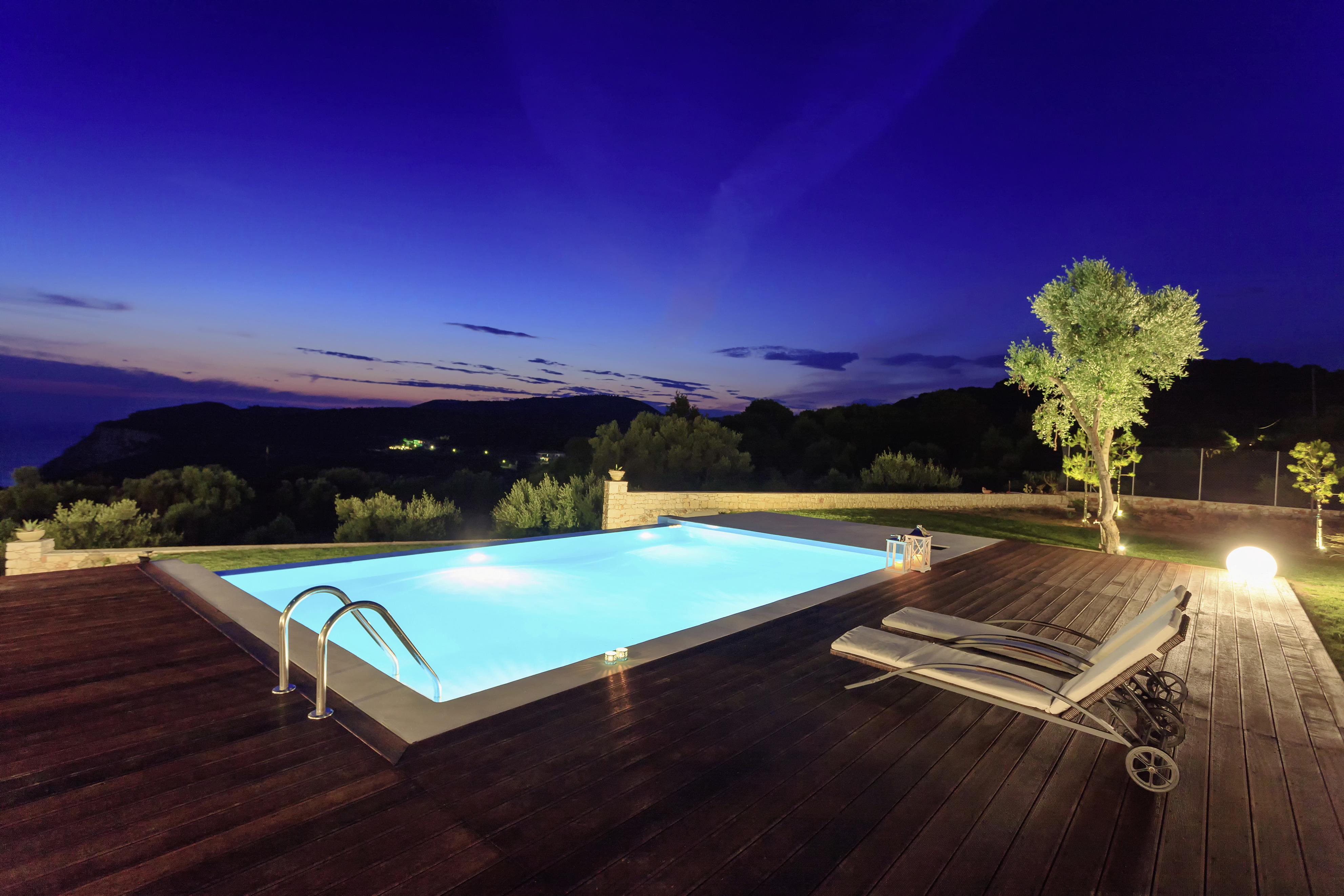 Rechteckiger Pool mit Leiter und Pumpe