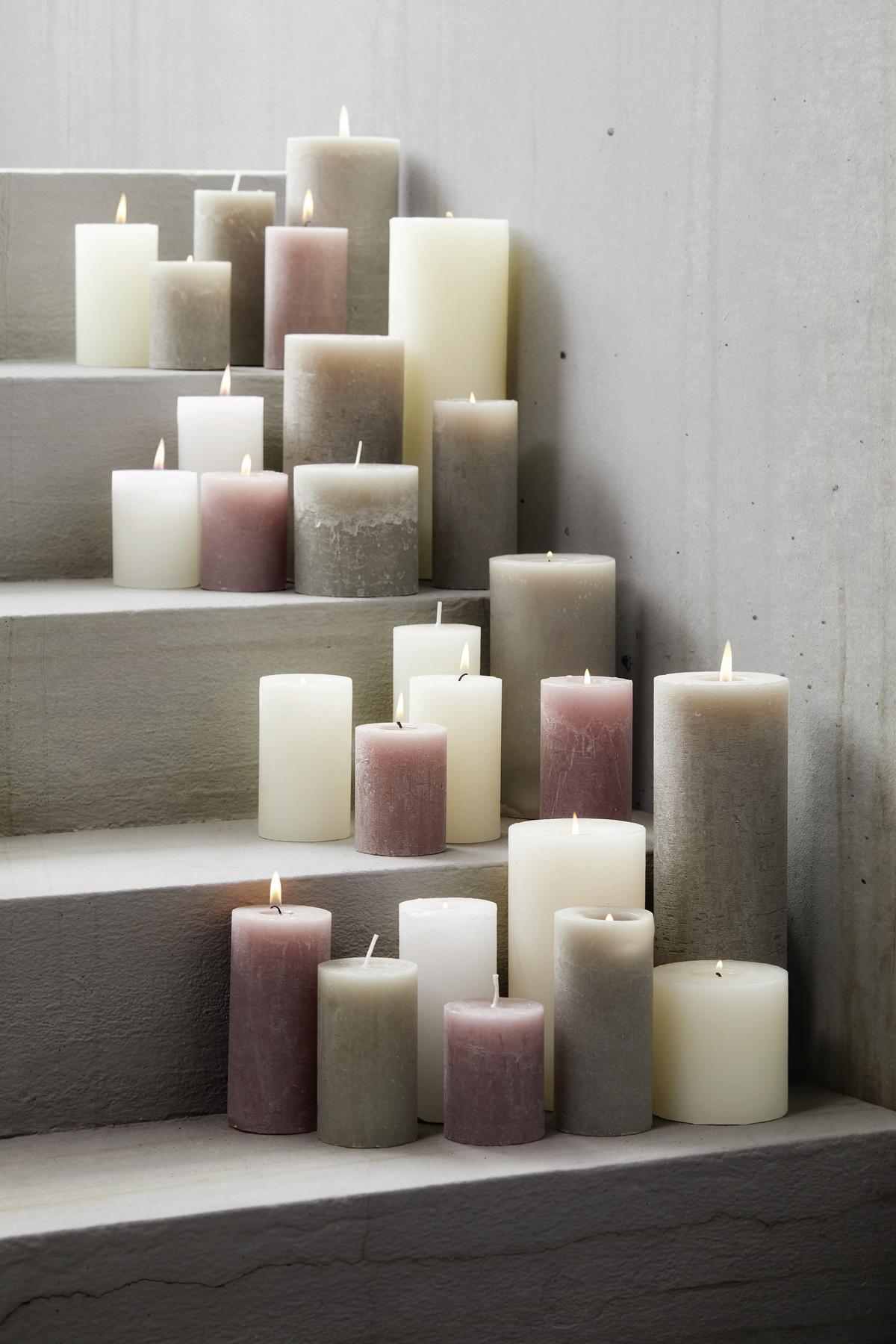 VÁLCOVÁ SVÍČKA LIA - purpurová, Moderní (6,8/9cm) - Premium Living