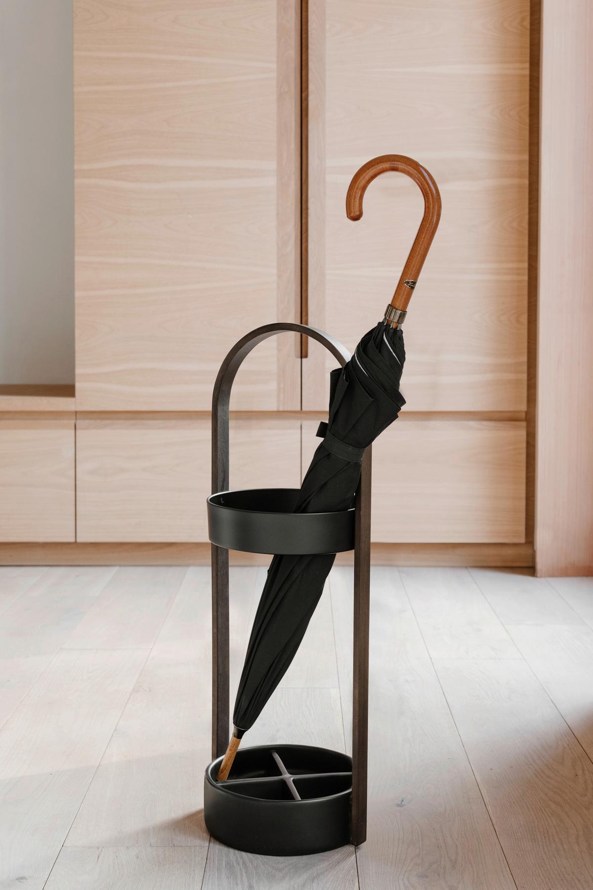 STOJAN NA DÁŽDNIKY UMBRA - čierna/farba vlašského orecha, Basics, kov/drevo (24/68/22cm) - Umbra