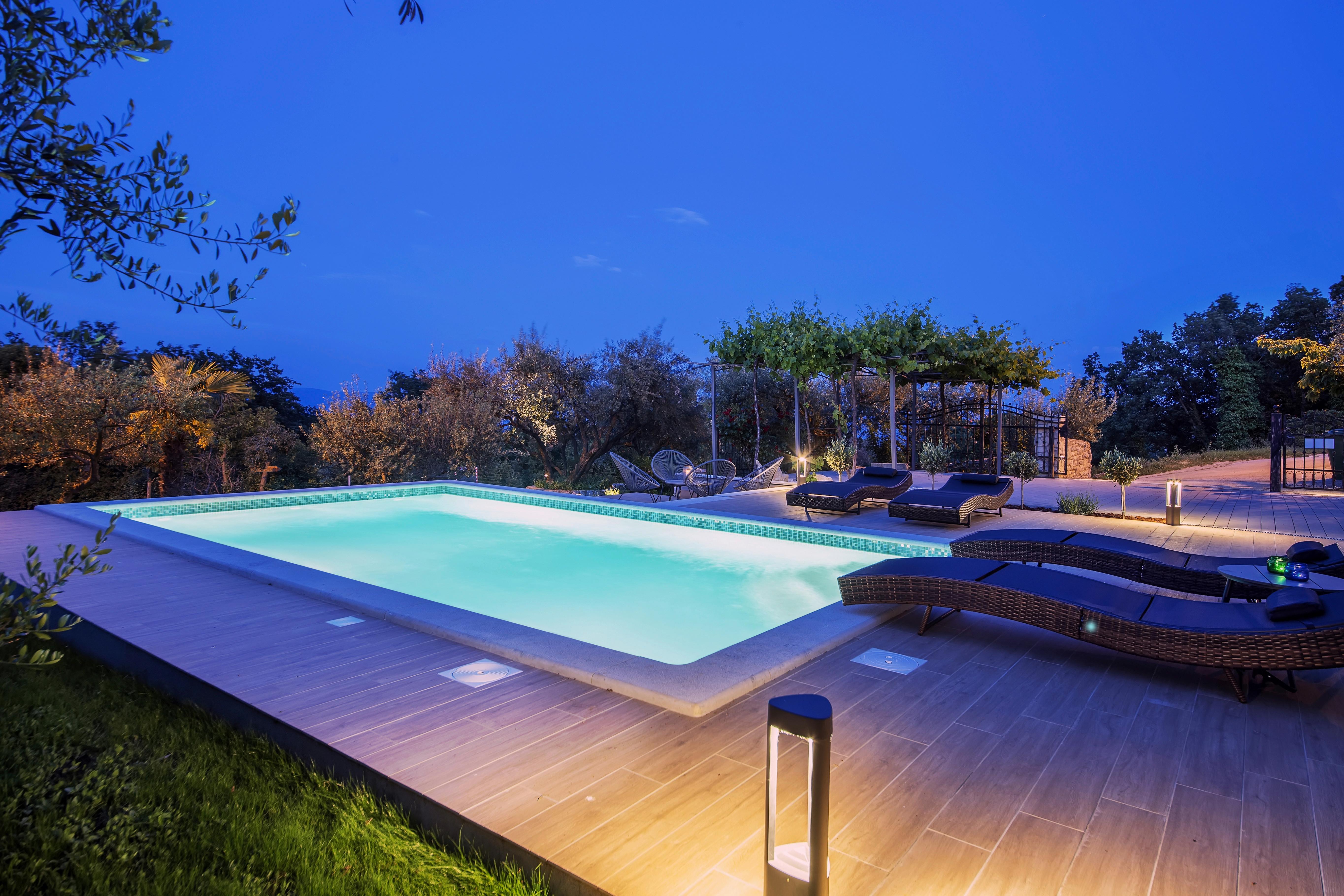 STYROPORSTEINBECKEN von KWAD mit LED-Leuchtmittel