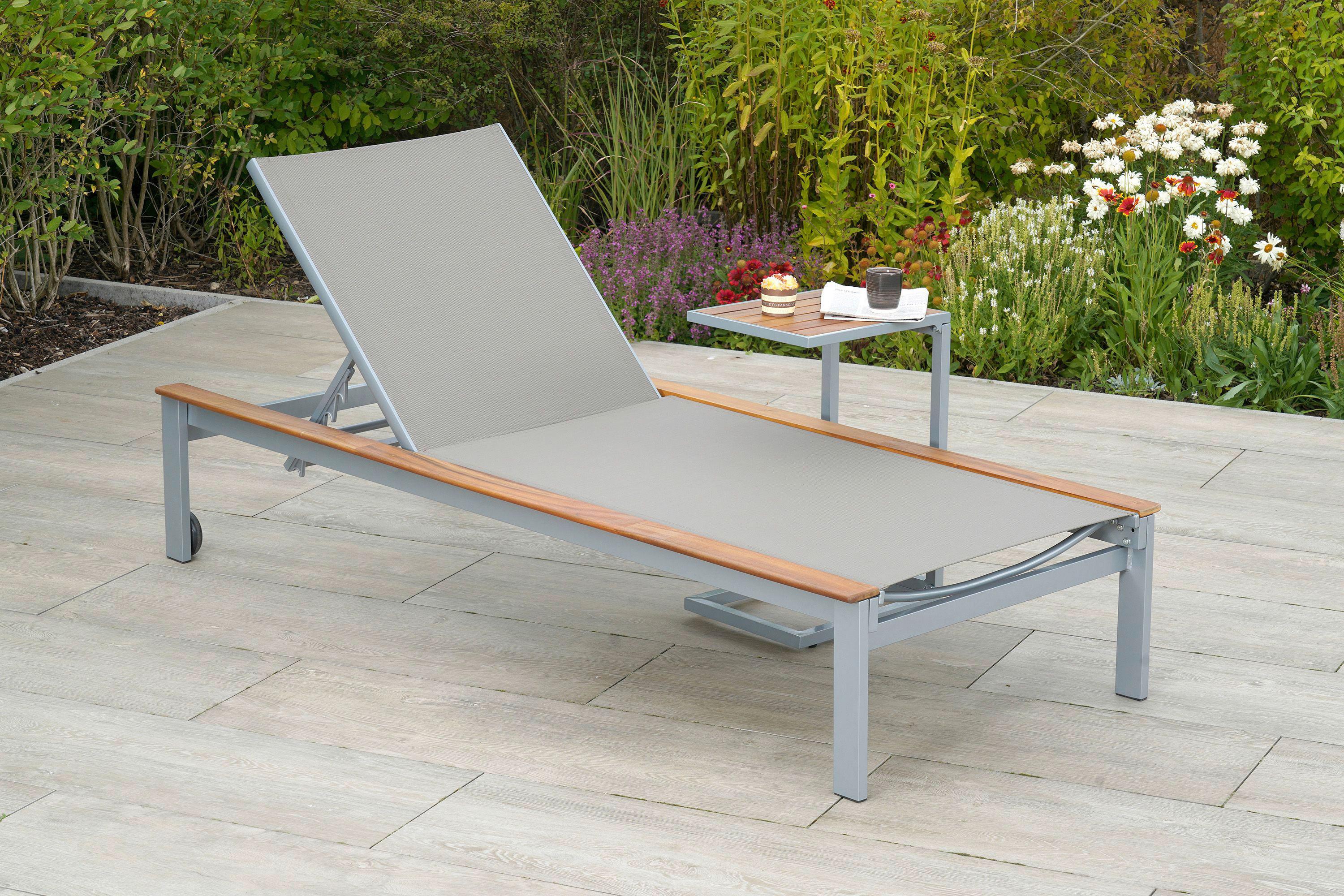 Sonnenliege Naxos Akazienholz/Metall mit Rollen - Beige/Silberfarben, MODERN, Holz/Metall (198/103/84cm) - Gardenson