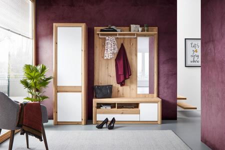 Jede Menge Platz für Schuhe und Kleidung Freundliche Einrichtung im Eingangsbereich