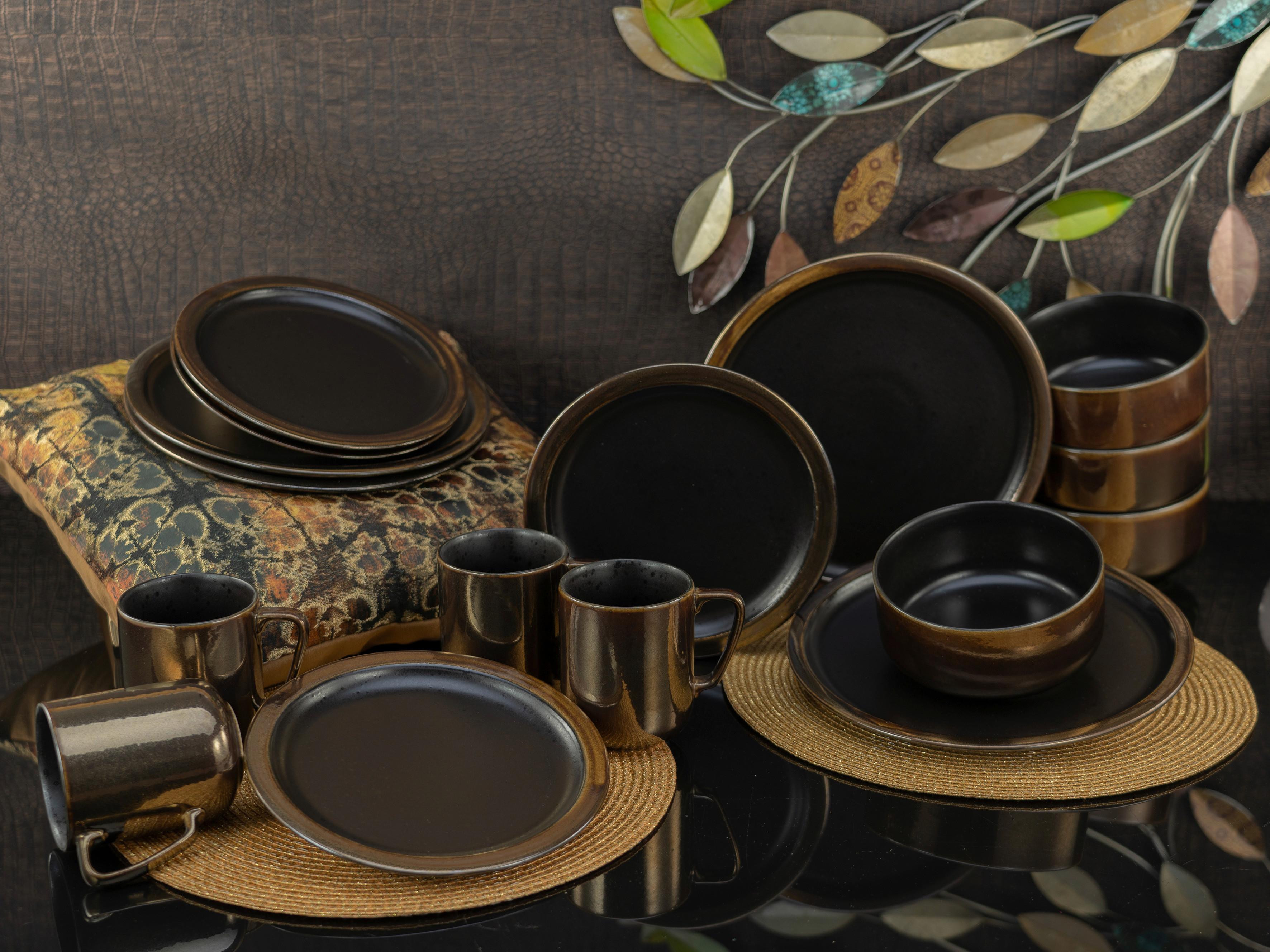 Keramik: Steinzeug • Schwarz/ Goldfarben • mikrowellengeeignet • 16-teilig, für: 4Personen • spülmaschinengeeignet