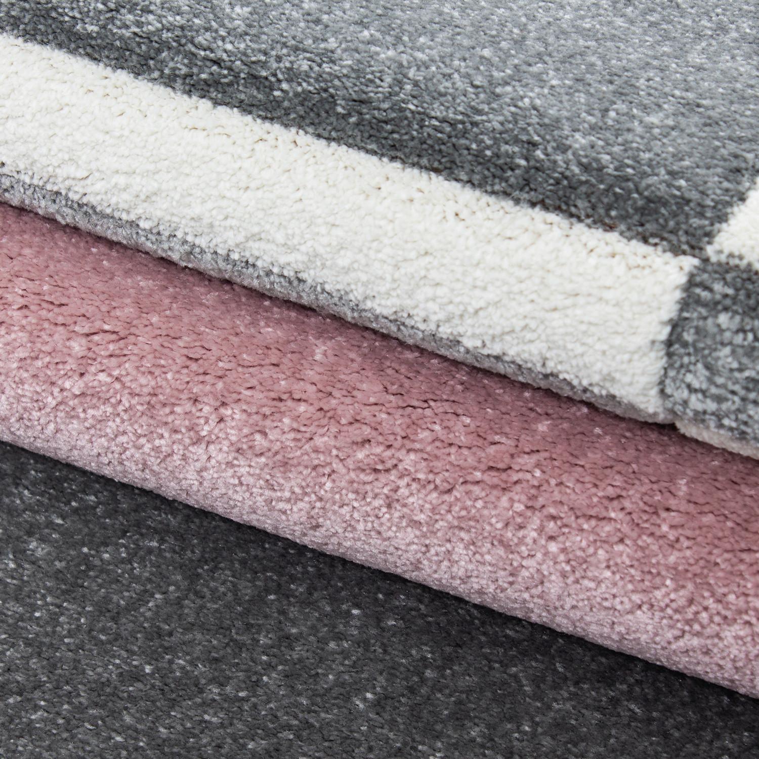 Weicher Läufer mit geometrischem Muster in Grau, Weiß und Rosa